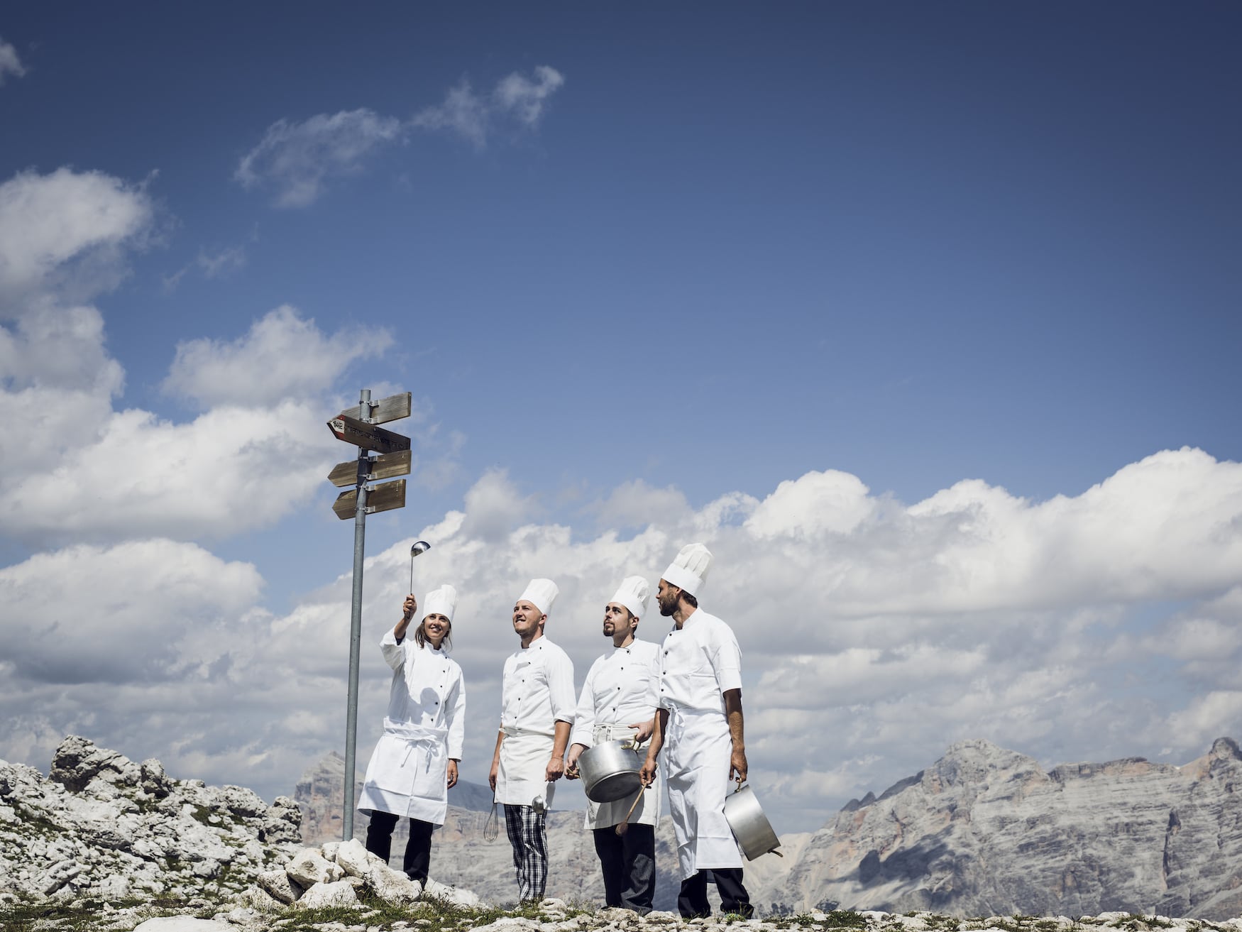 Kulinarik auf dem Gipfel in Alta Badia: Vier Köche posieren für ein Foto