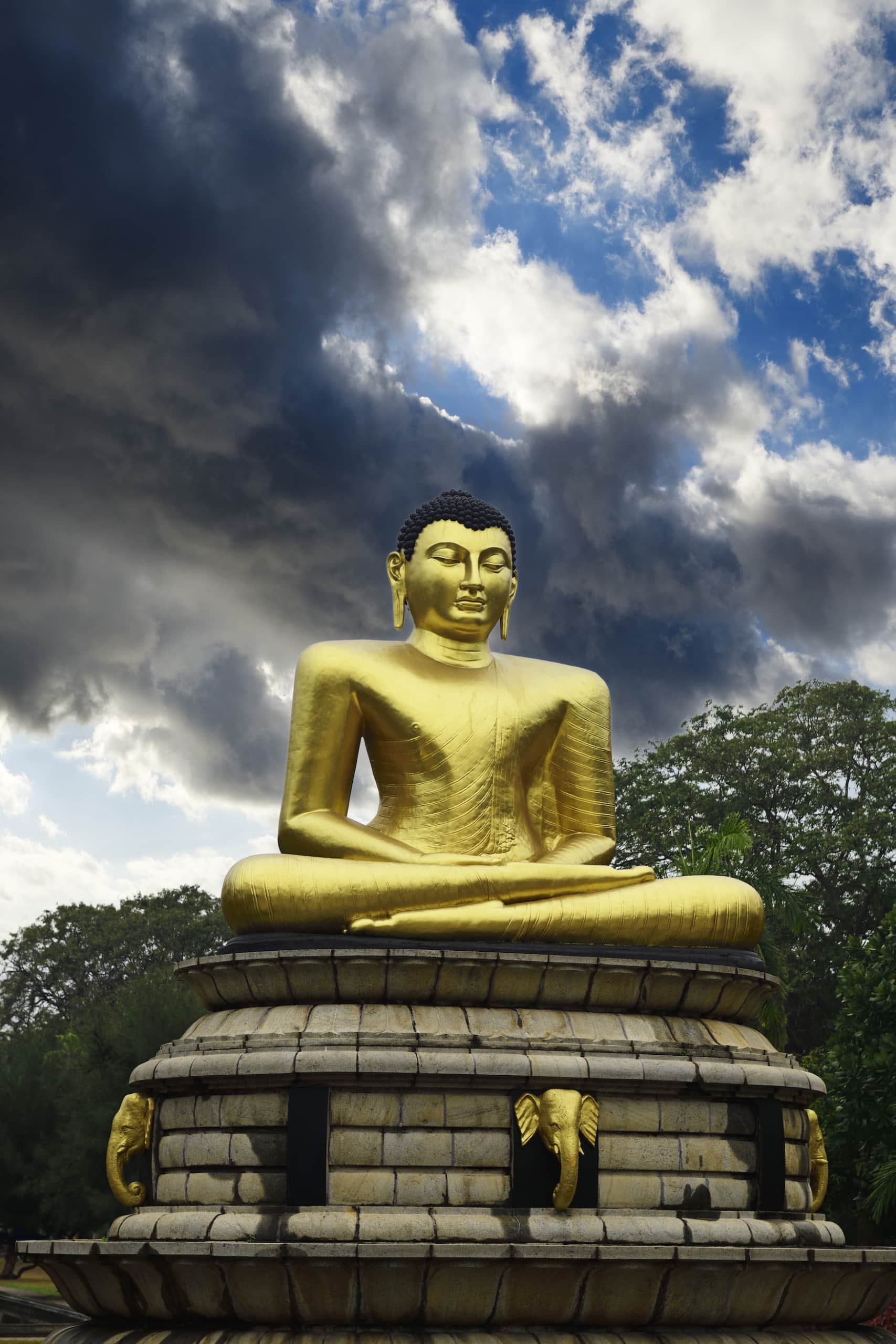 Buddha-Statue im Viharamahadevi Park in Asien