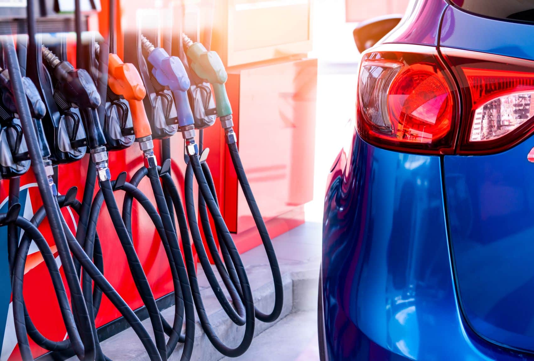Auto vor Zapfsäule an Tankstelle