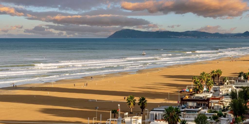 Strand und Promenade in Rimini bei Sonnenuntergang – eine der schönsten Sehenswürdigkeiten an der Adria