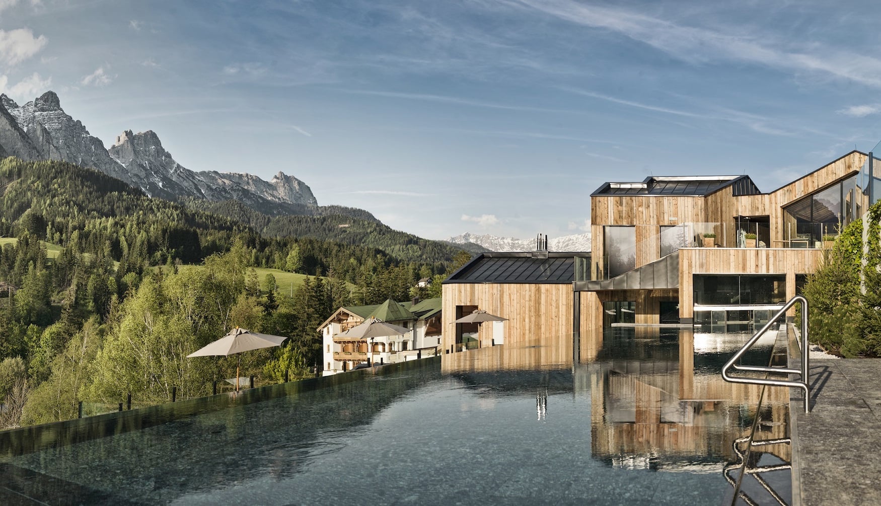 Pool im Naturhotel Forsthofgut