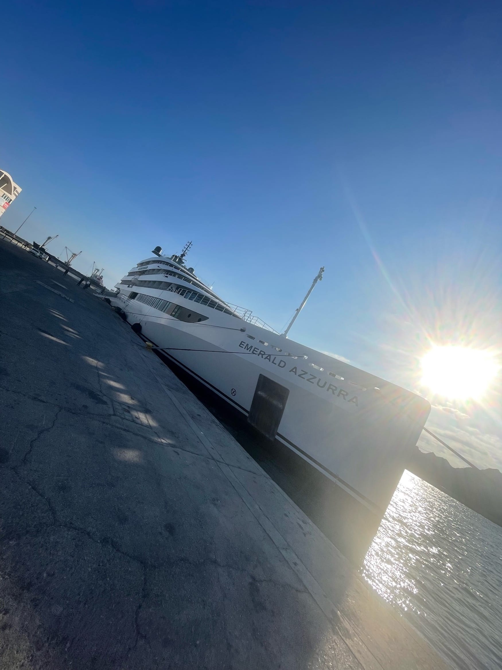 luxuriöses Kreuzfahrtschiff im Hafen