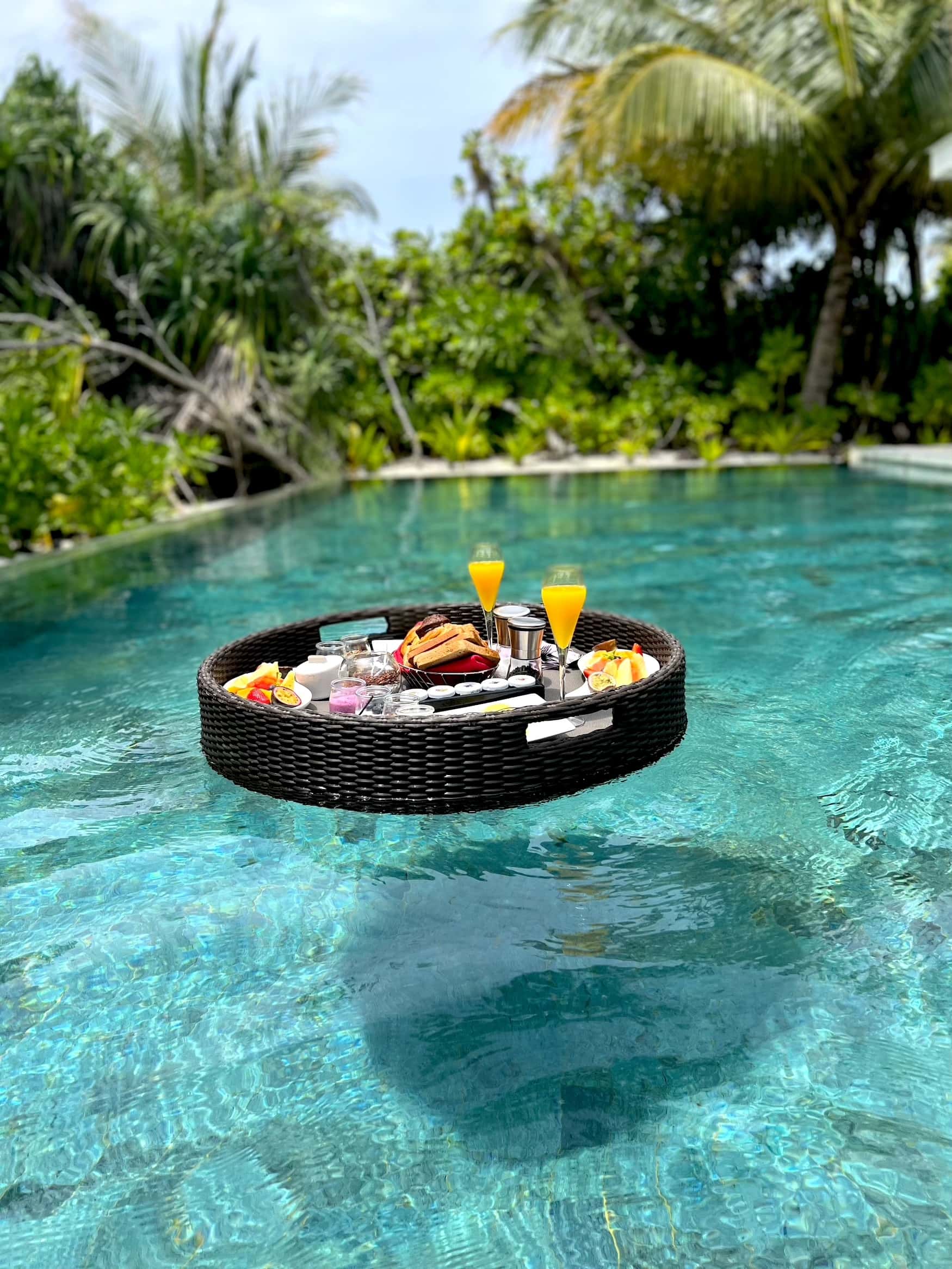 Tablett mit Floating Breakfast im Pool
