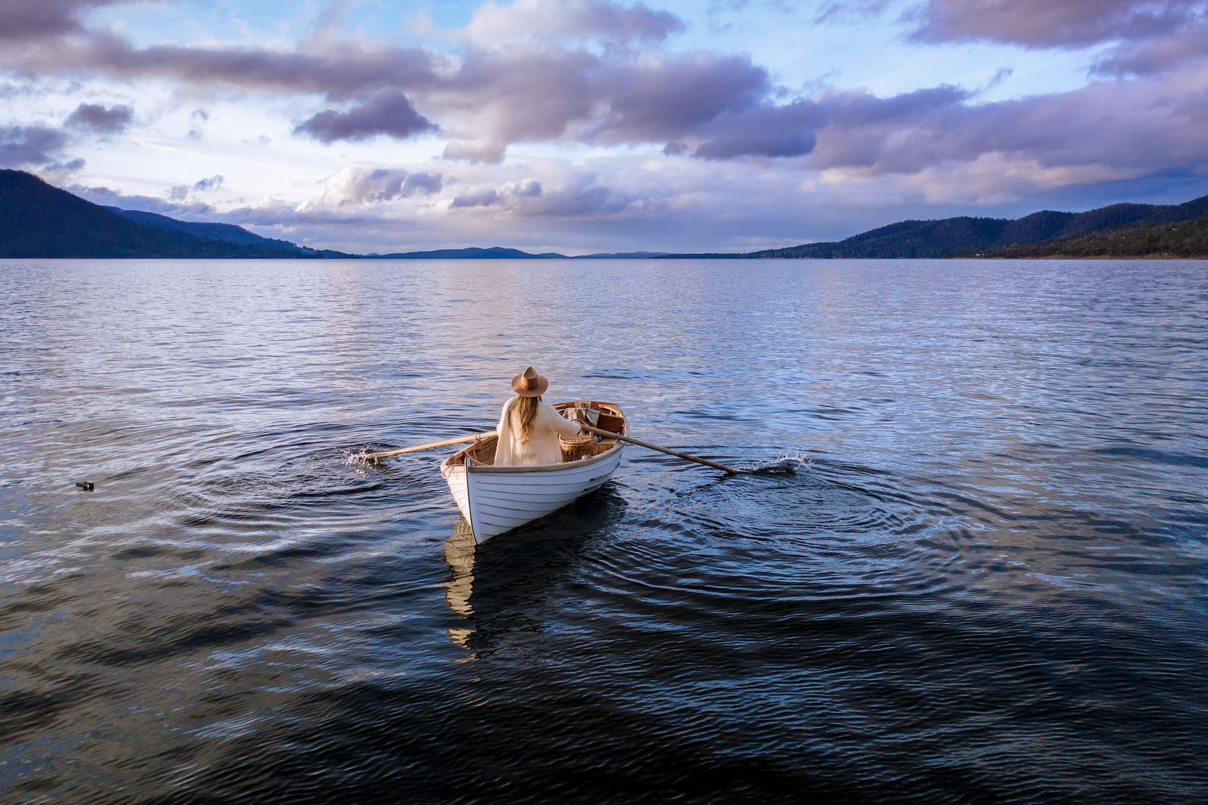 Frau im Kajak vor Satellite Island in Tasmanien