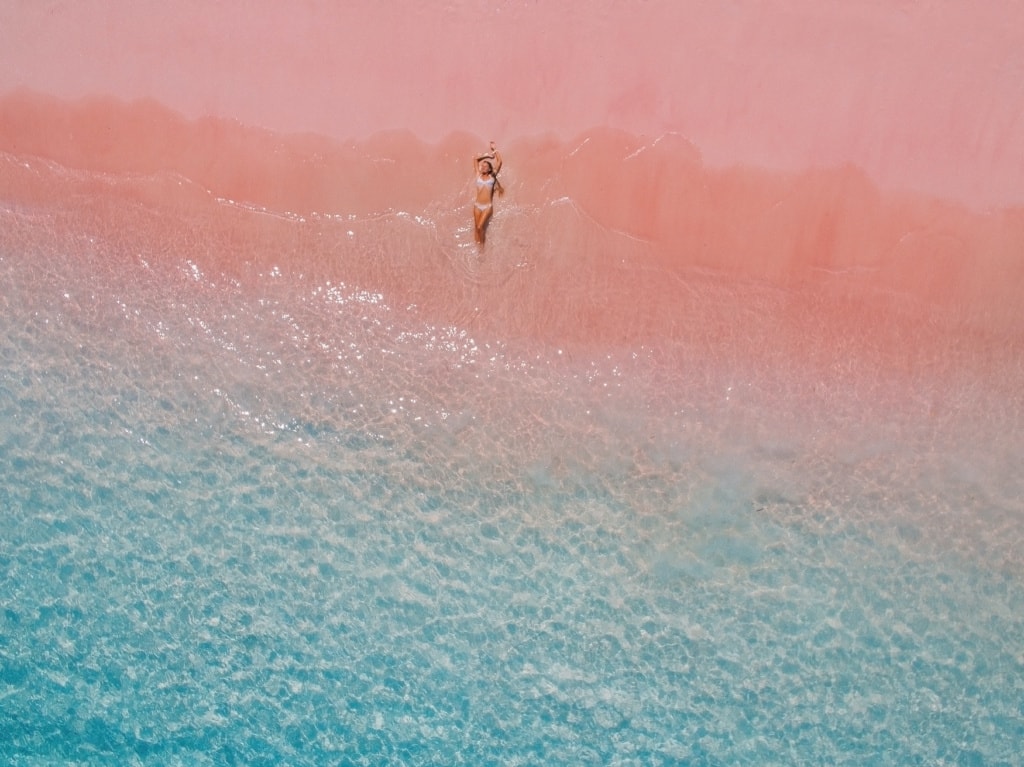 Frau an pinkem Strand in Indonesien