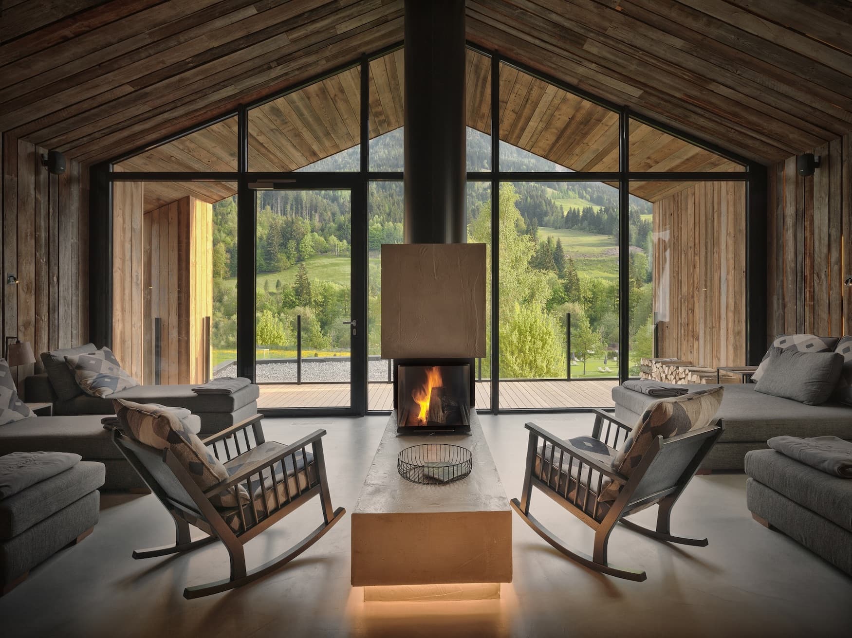 Entspannung vorm Kamin im Naturhotel Forsthofgut
