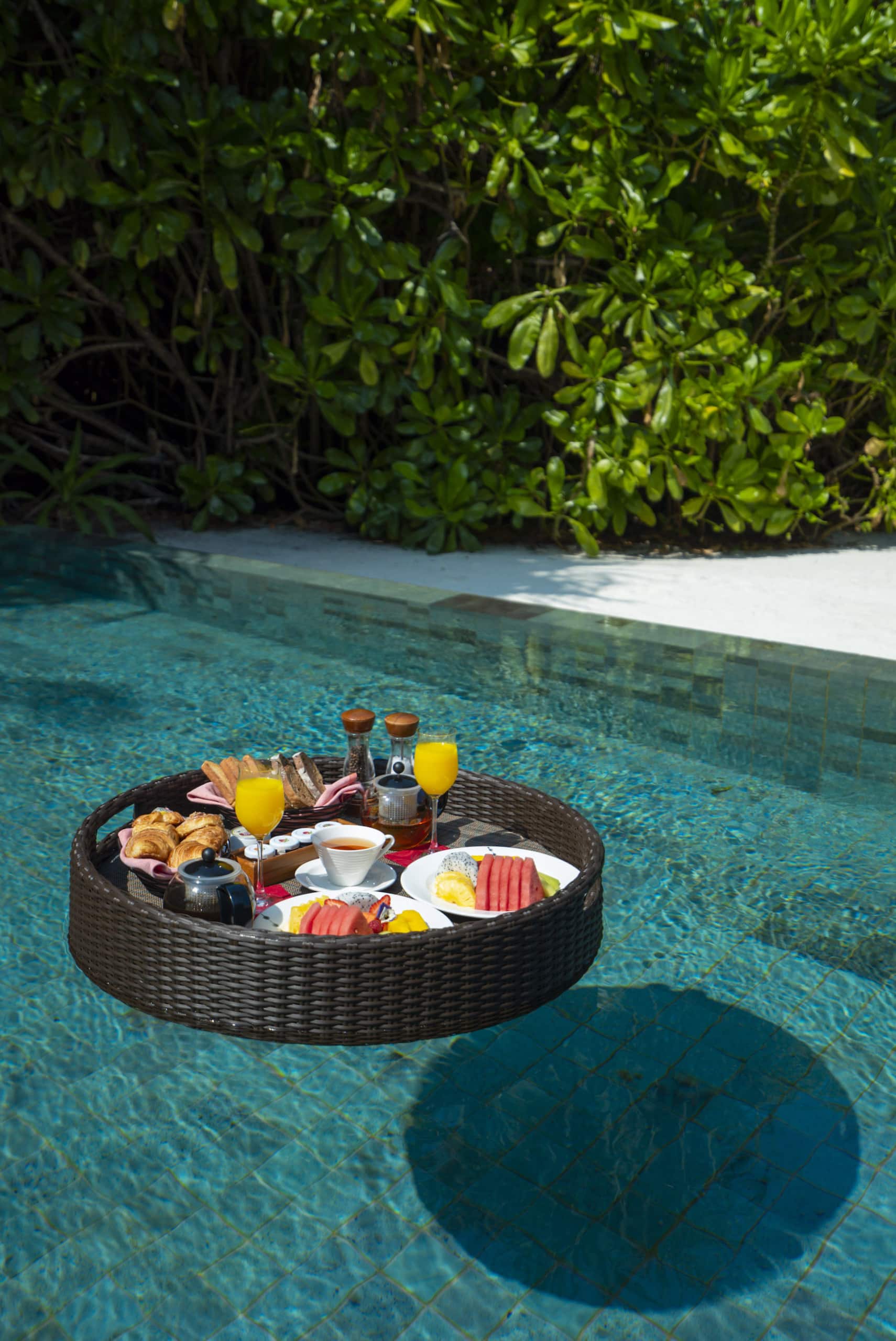 Floating Breakfast auf den Malediven