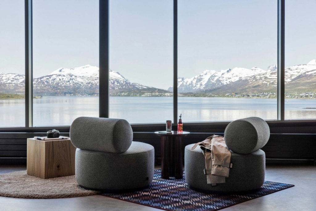 Lobby-Bereich mit Ausblick im Moxy Hotel Tromso