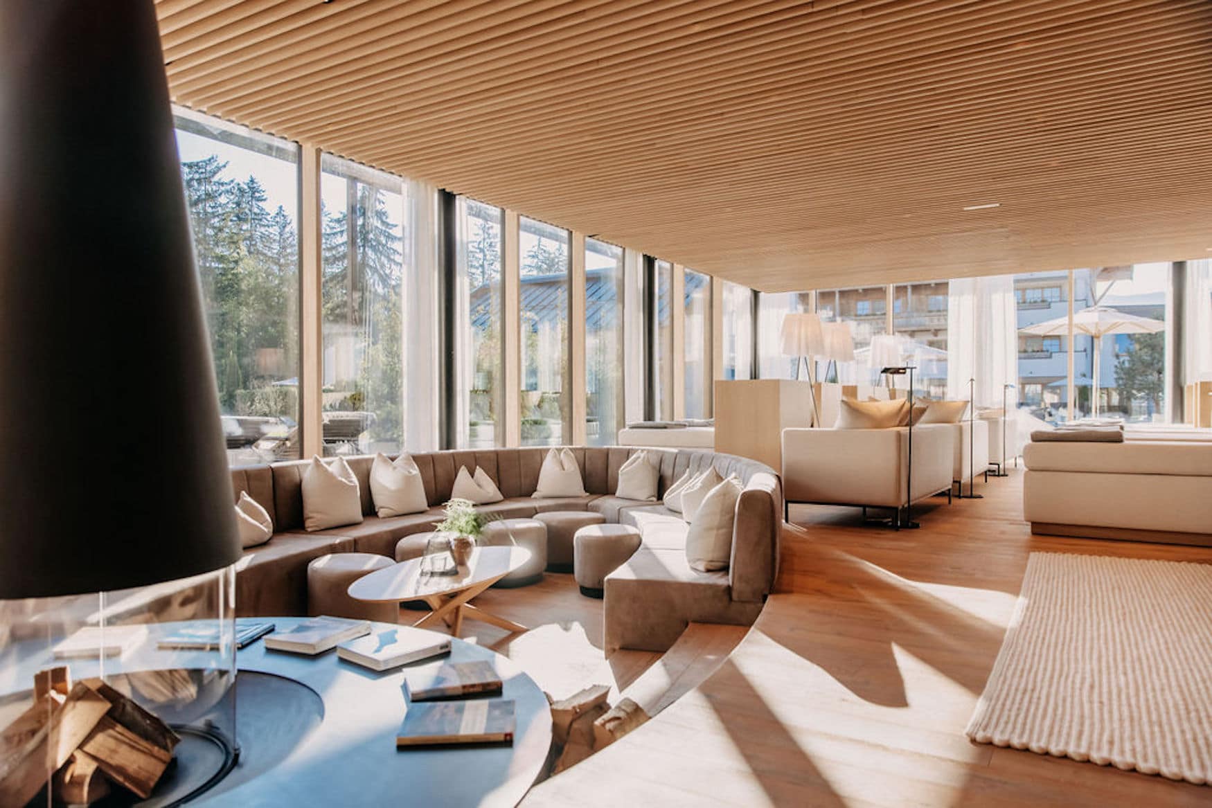 Loungebereich im Naturhotel Forsthofgut