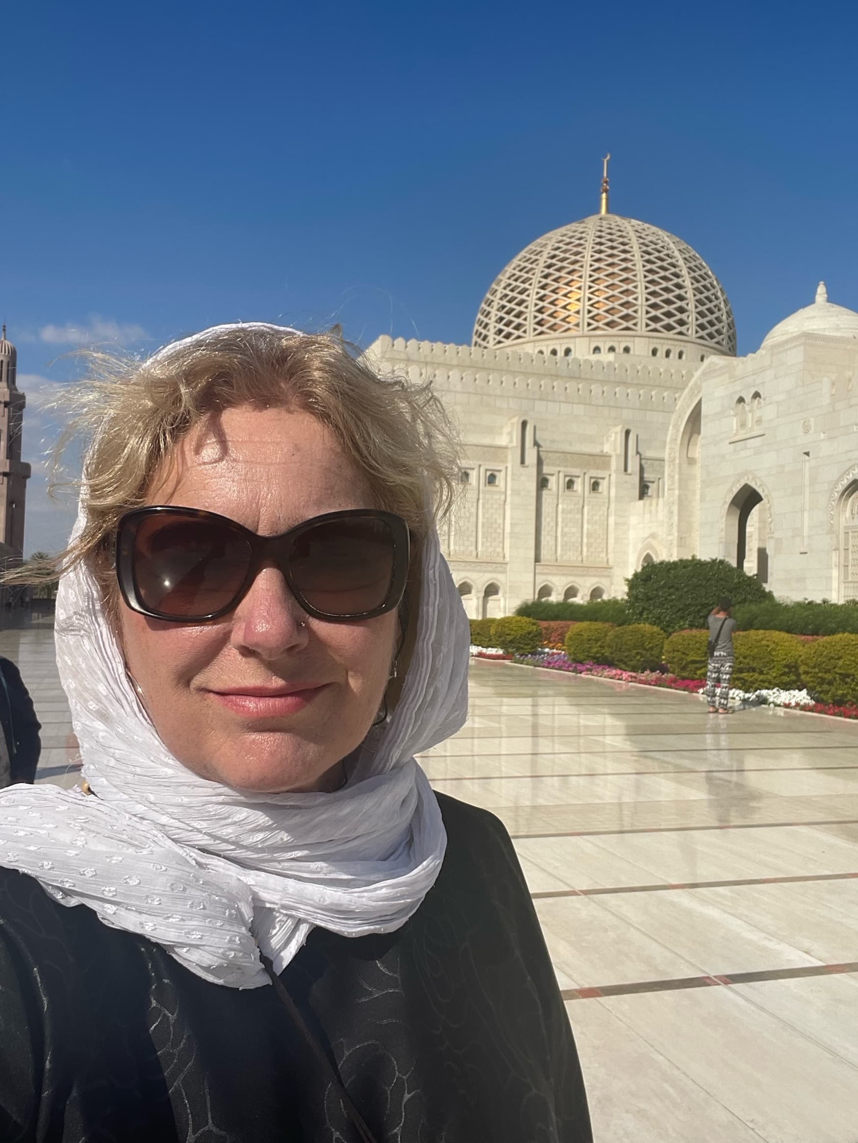 Autorin Simone Sever beim Besuch in Maskat