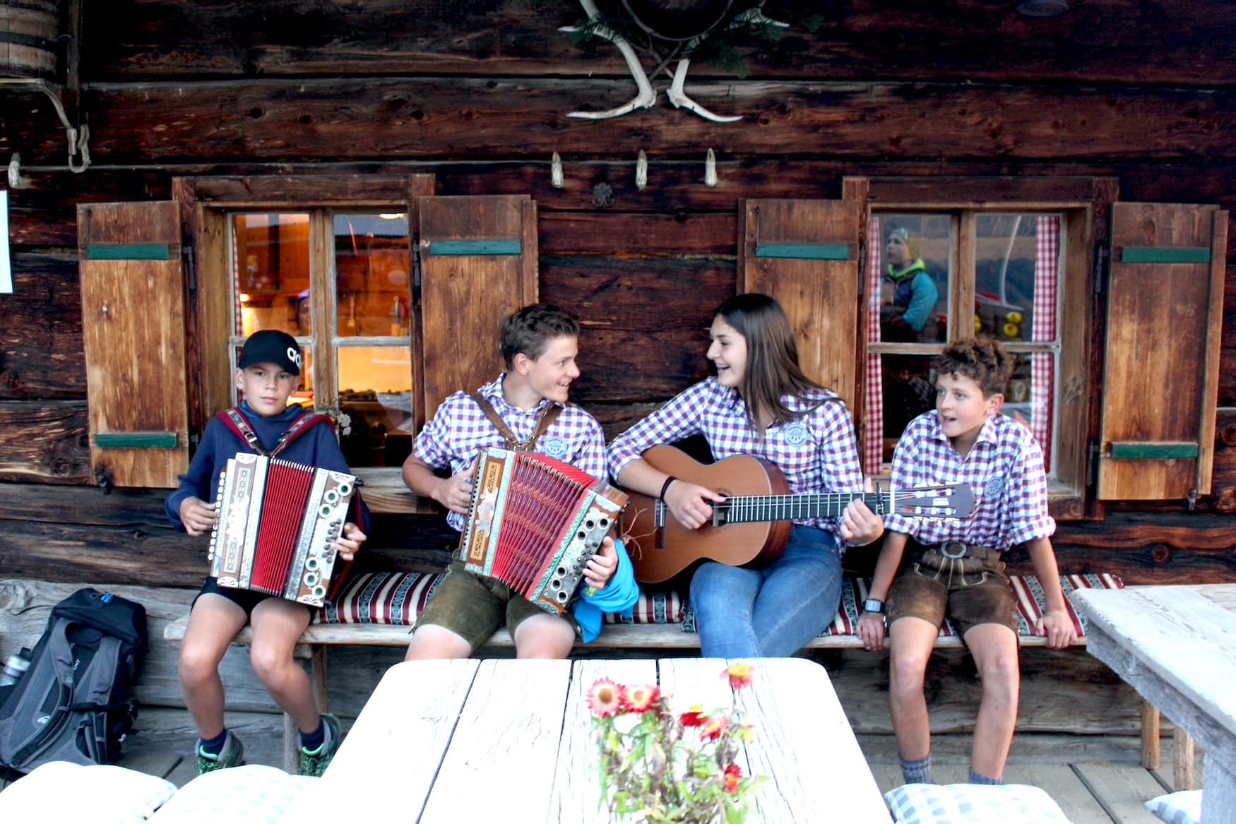 Musizieren auf einer Alm in Österreich
