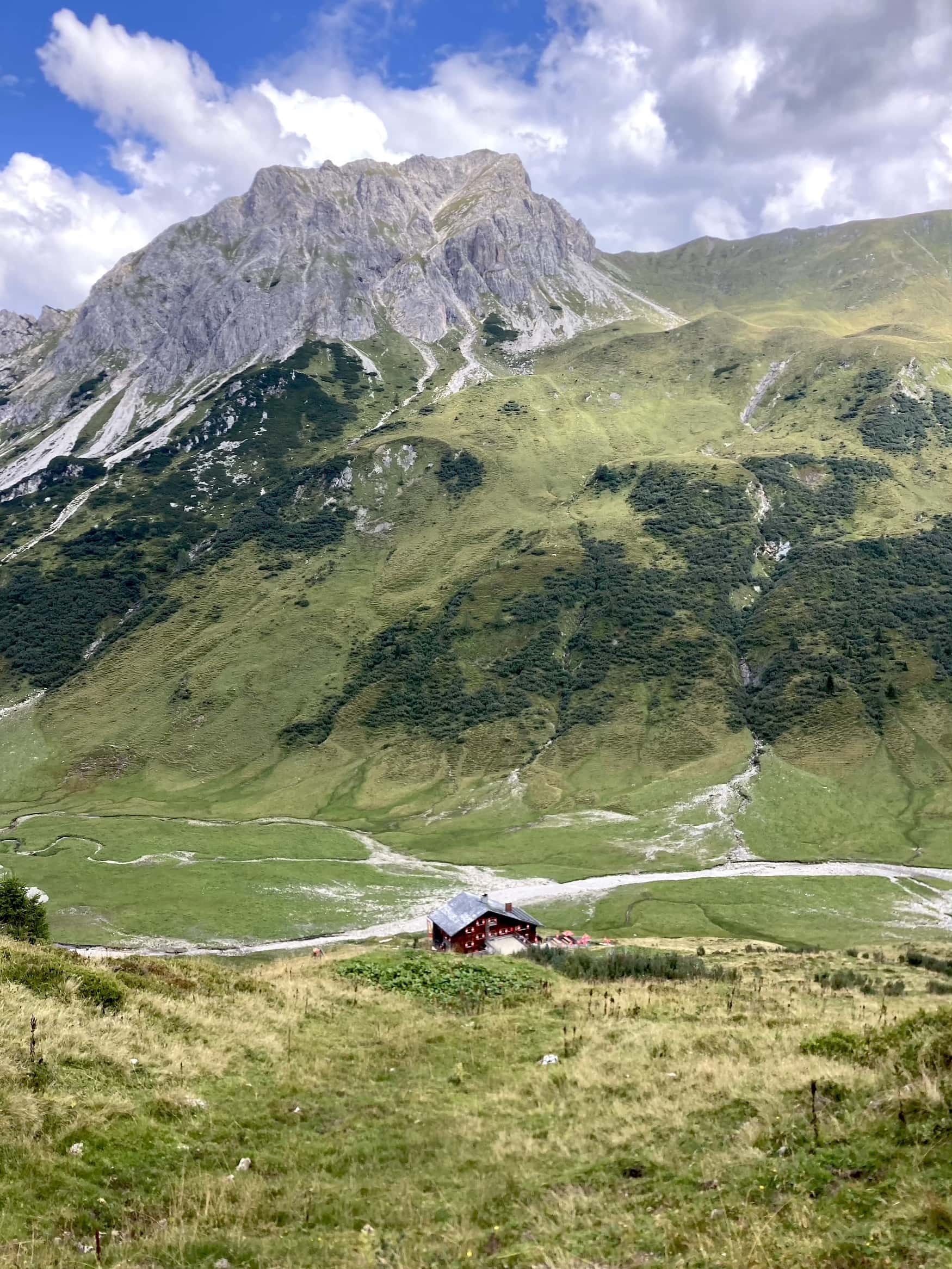die Tapernseehütte vor der Bergkulisse