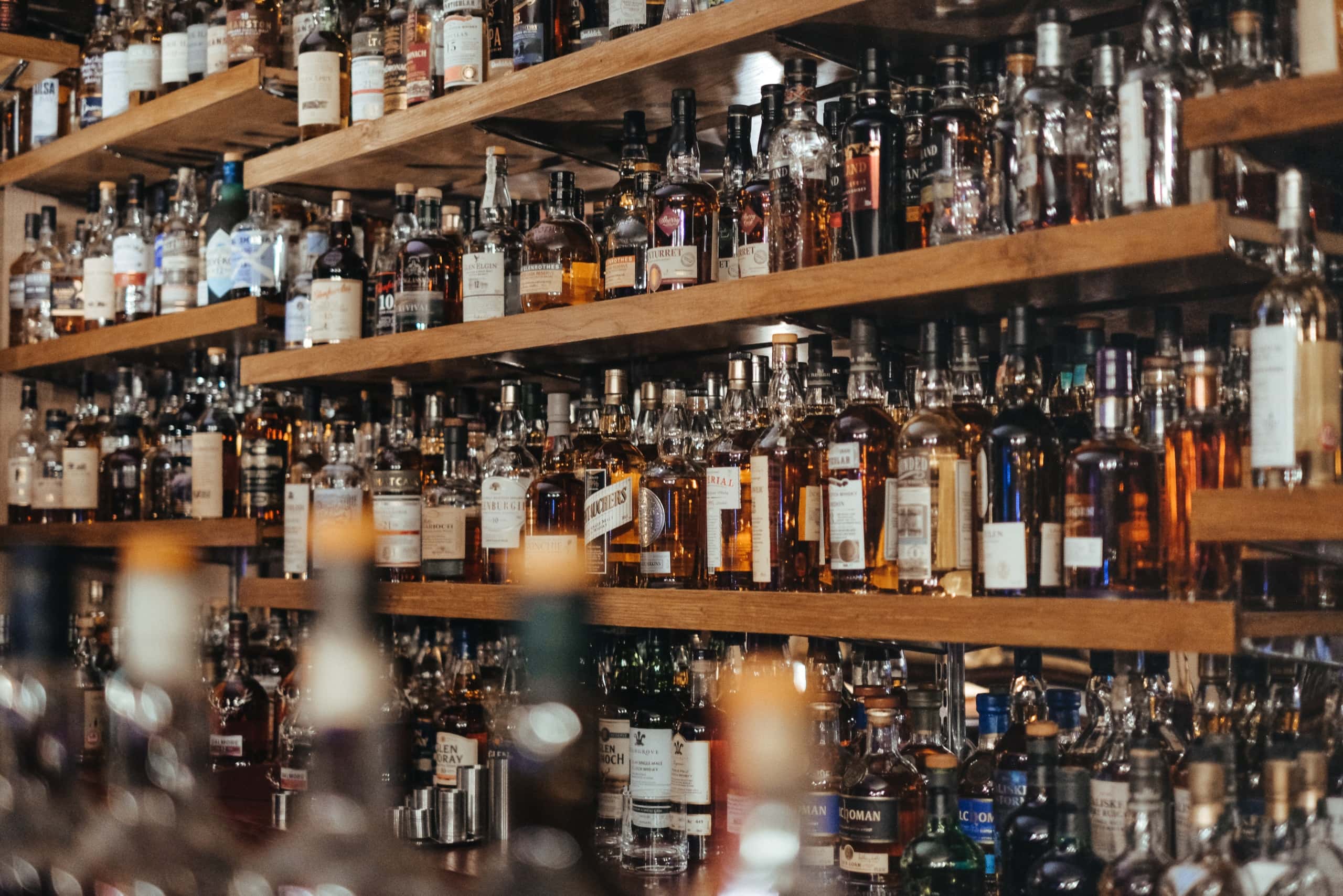 Whiskey-Flaschen in einem Regal