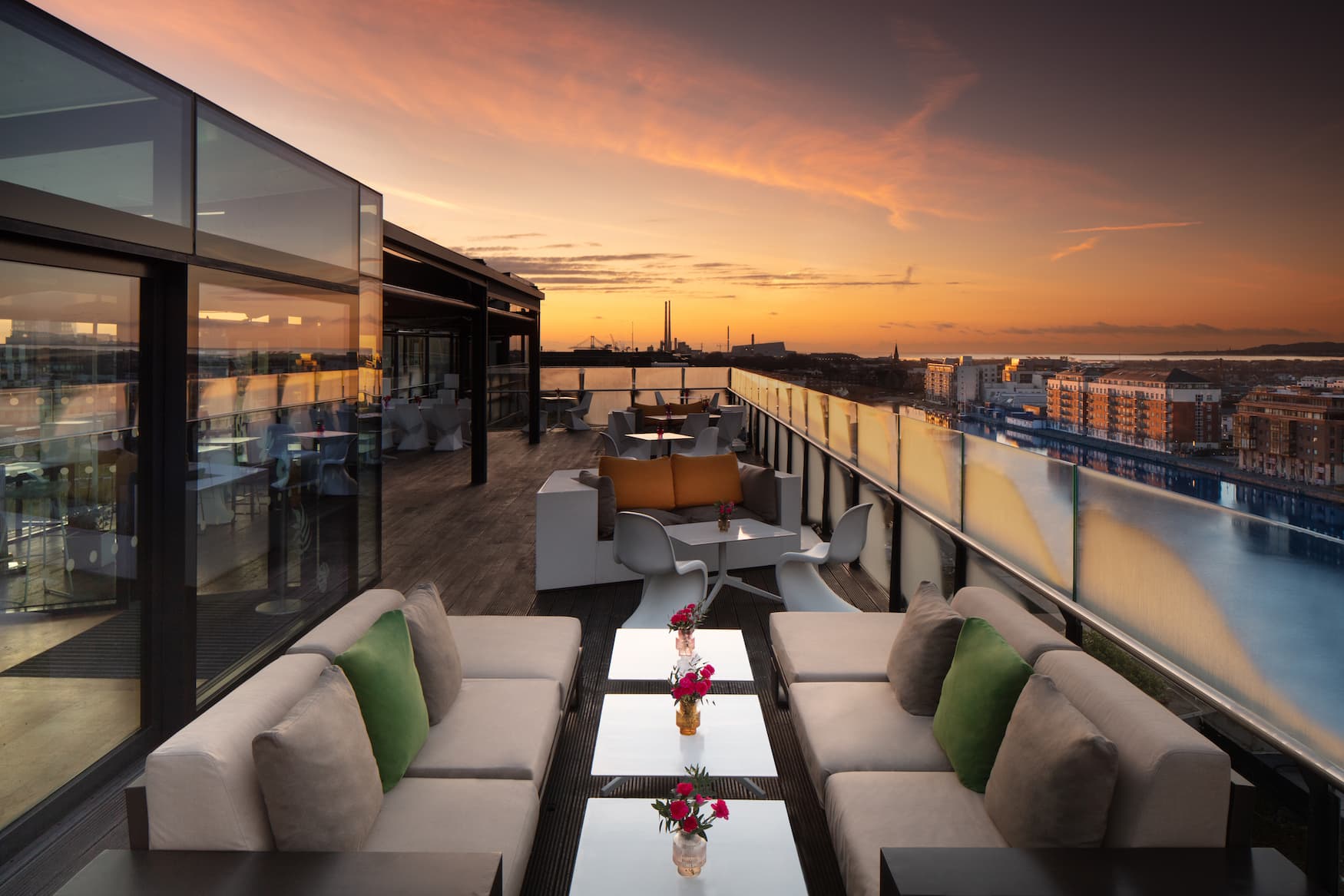Rooftopbar im Anantara The Marker Dublin Hotel