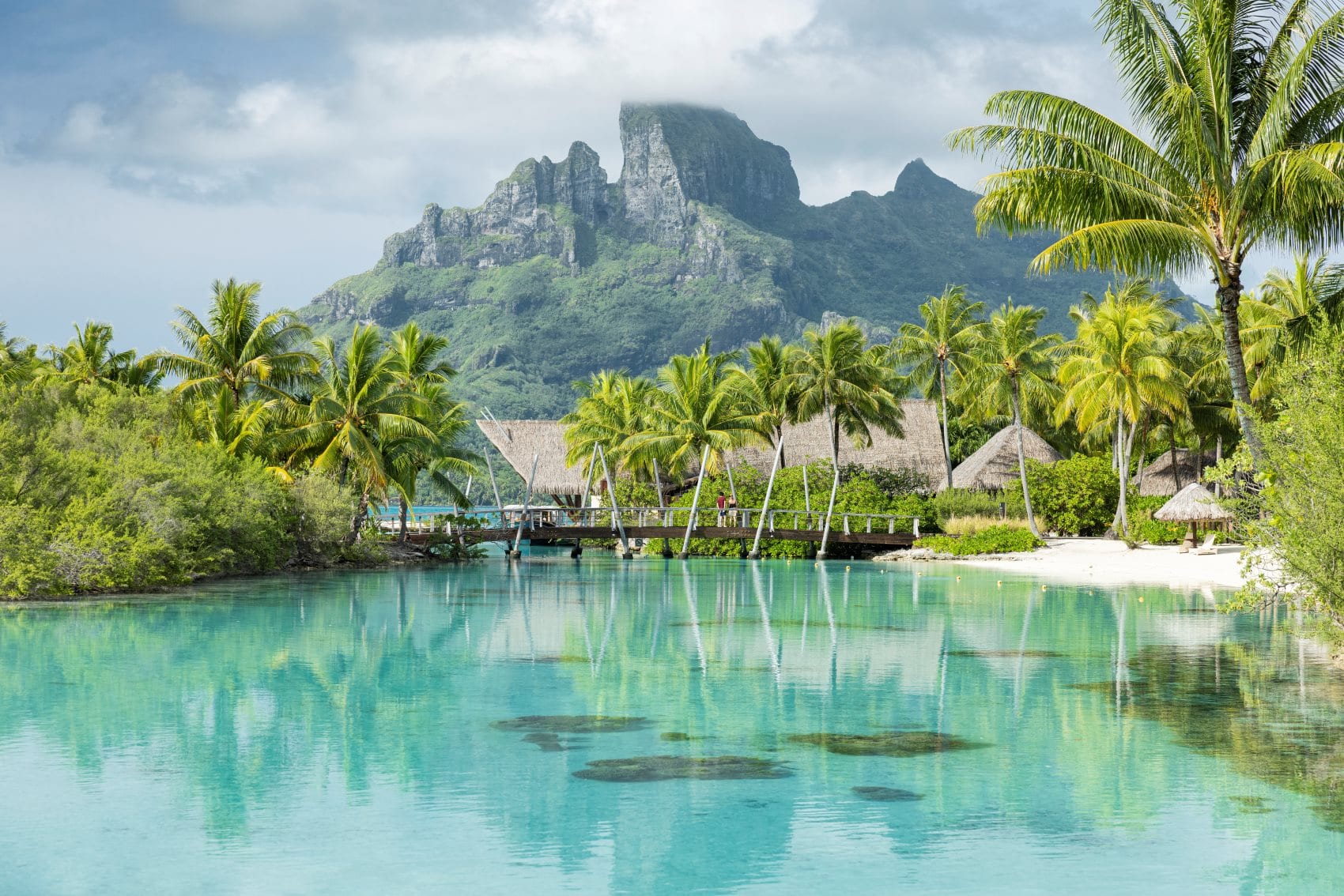 Türkisblaue Lagunenlandschaft auf Tahiti