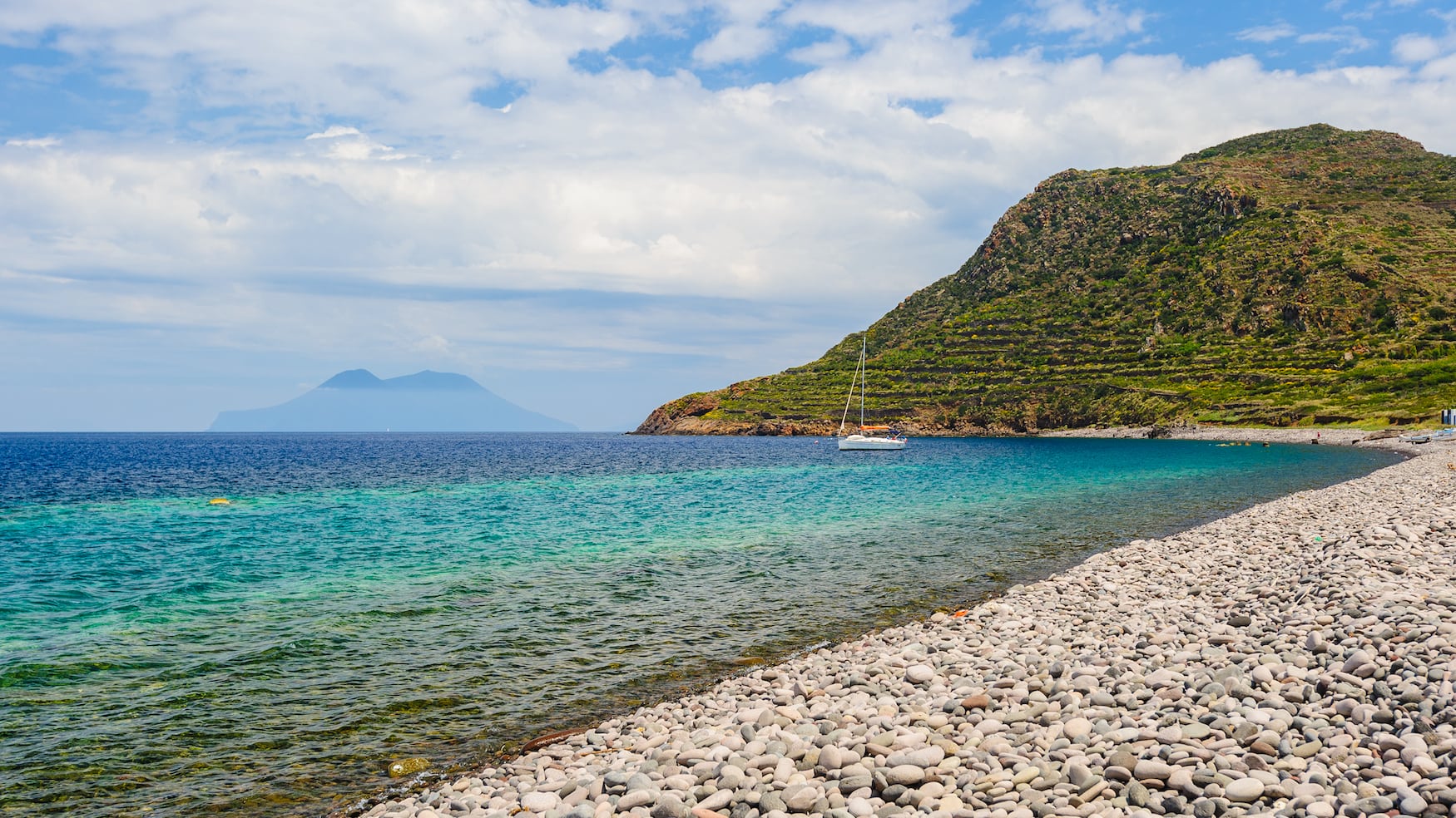 Strand auf der Insel Filicudi