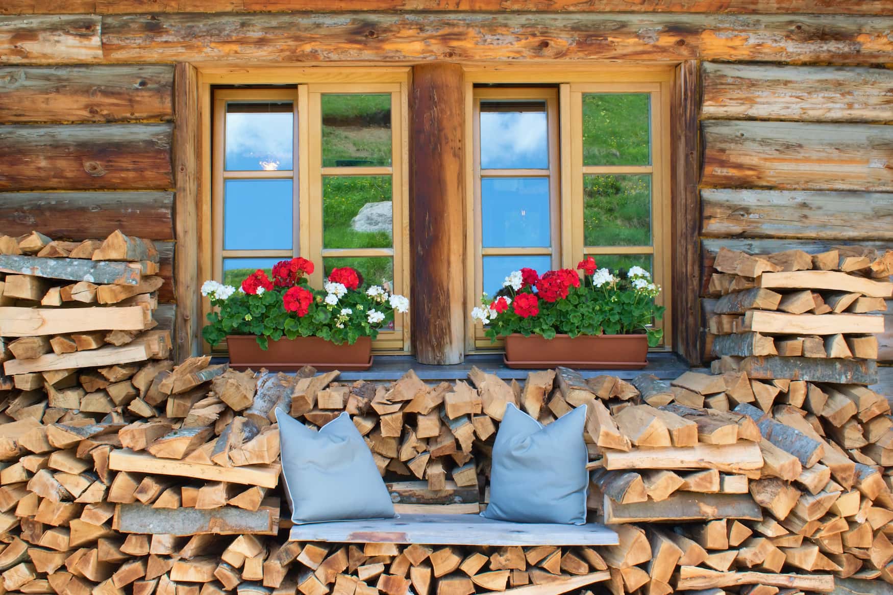 Fenster einer Almhütte