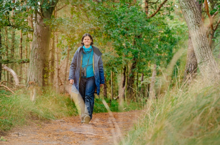 Annett Strom wandert durch den Nationalpark Boddenlandschaft. Foto: TMV/Tiemann