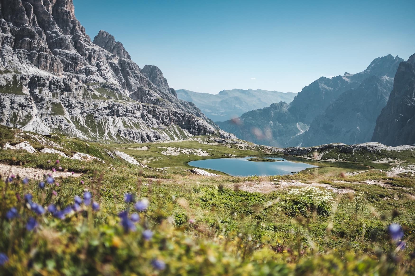 Alpenhütte in den Bergen am See