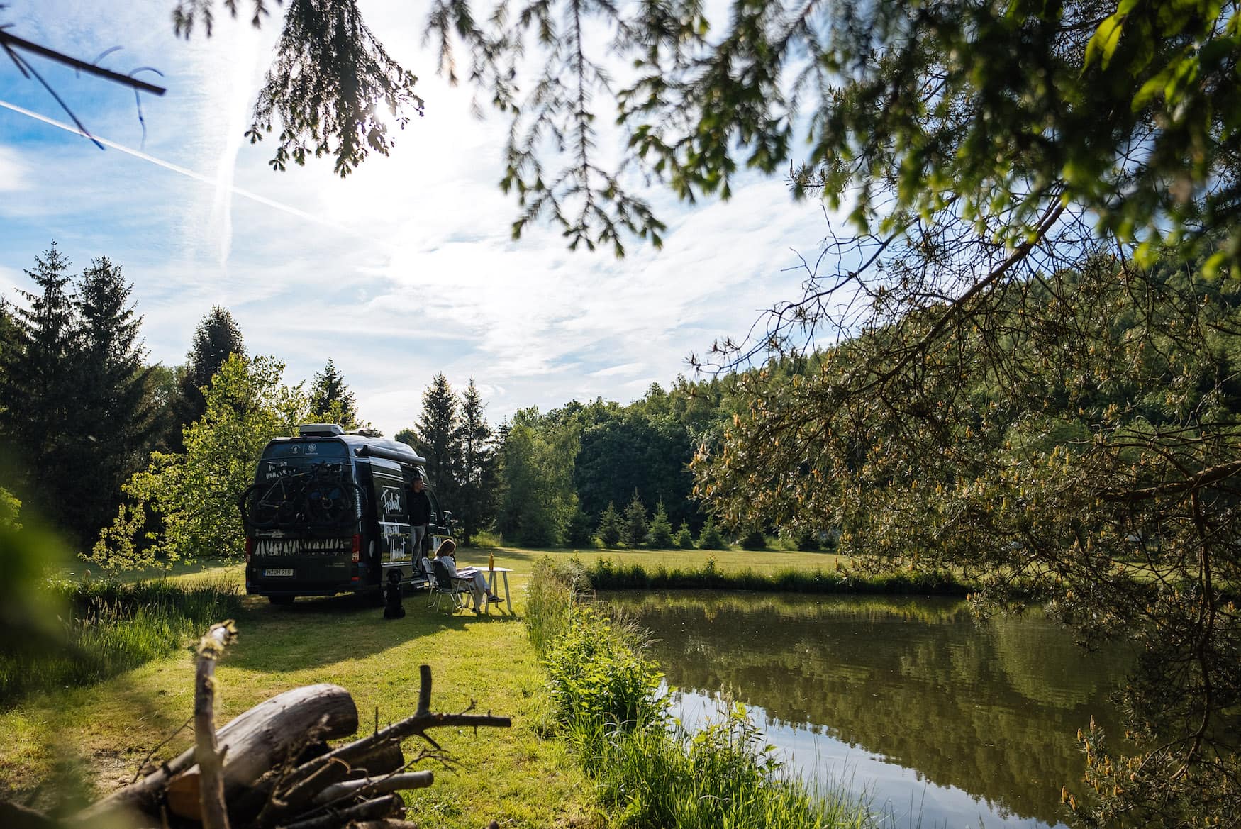 Camper an einem See