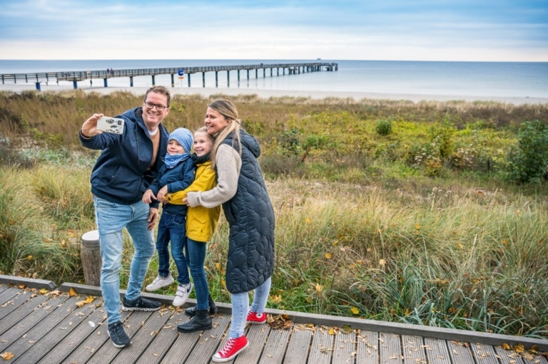 Familie Boltenhagen Spaziergang Ostseeküste Herbst_01 -c-TMV-Tiemann