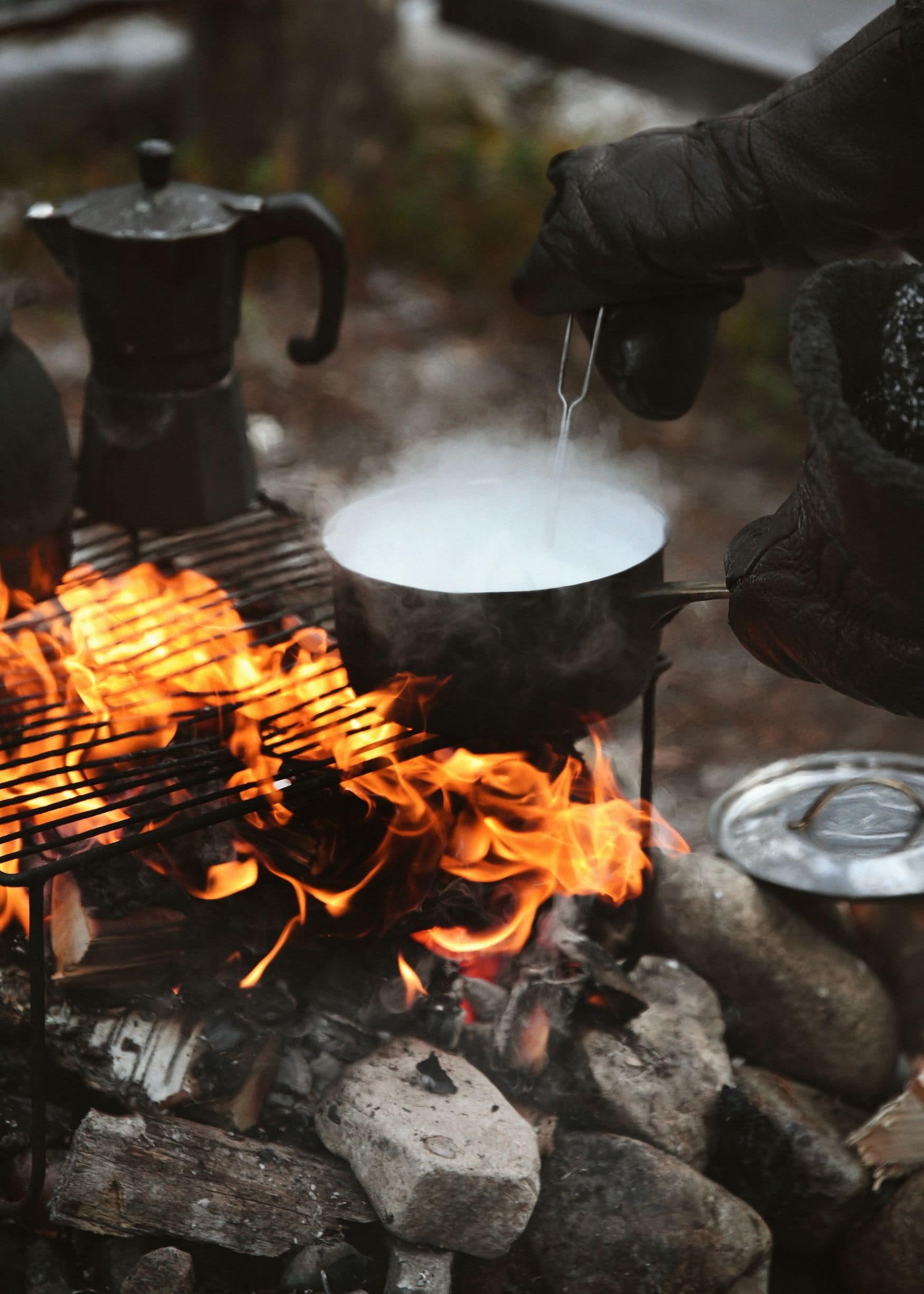Kochen über dem Feuer im Levi in Finnland