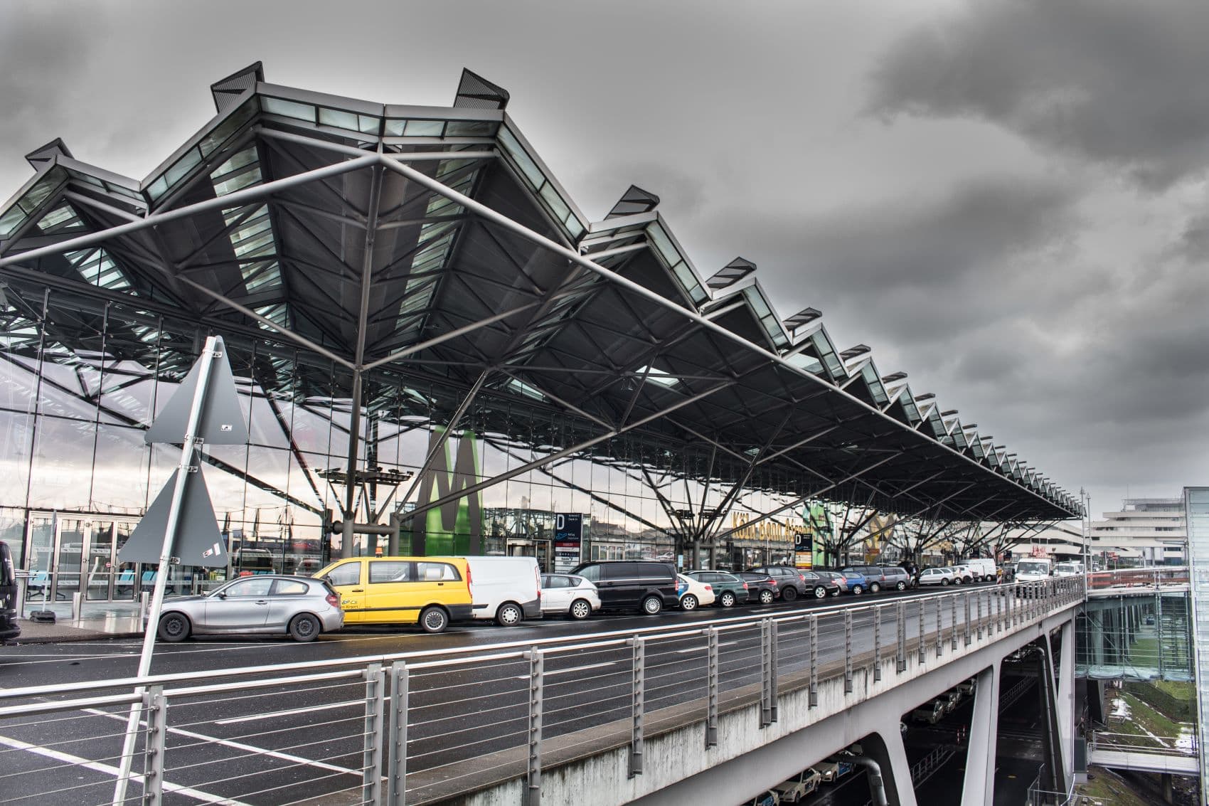 Geparkte Autos vor dem Terminal am Flughafen Köln/Bonn 