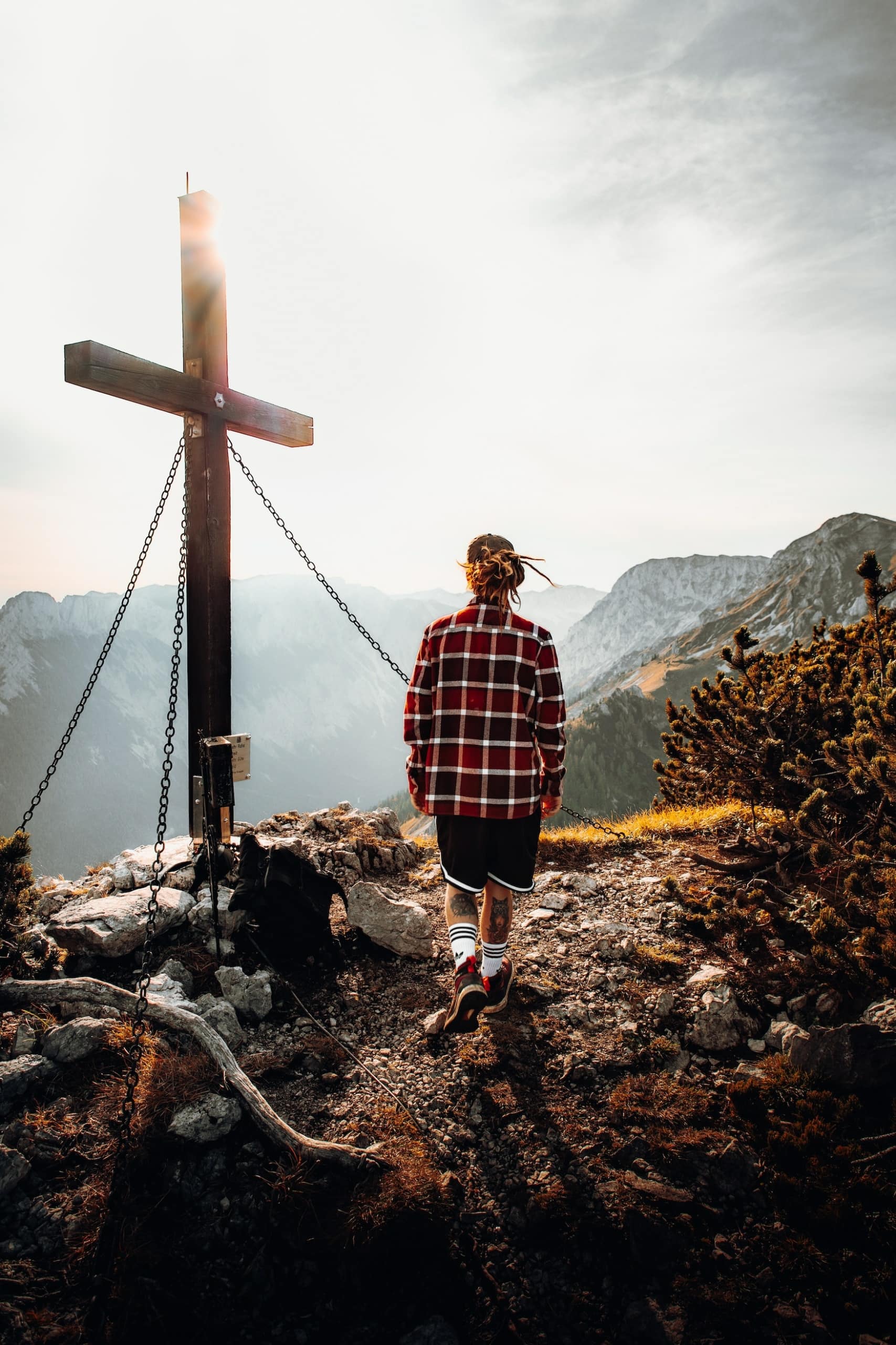 Hüttenwanderung in den Alpen: Wanderer auf dem Gipfel