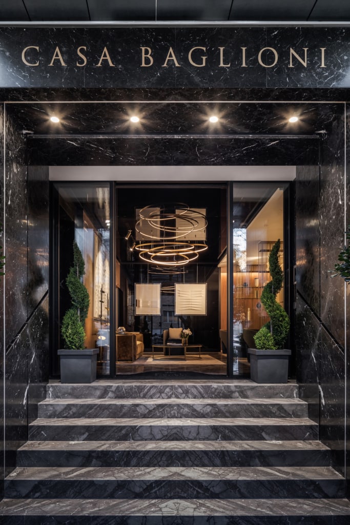 Eingang eines Luxushotels in Mailand