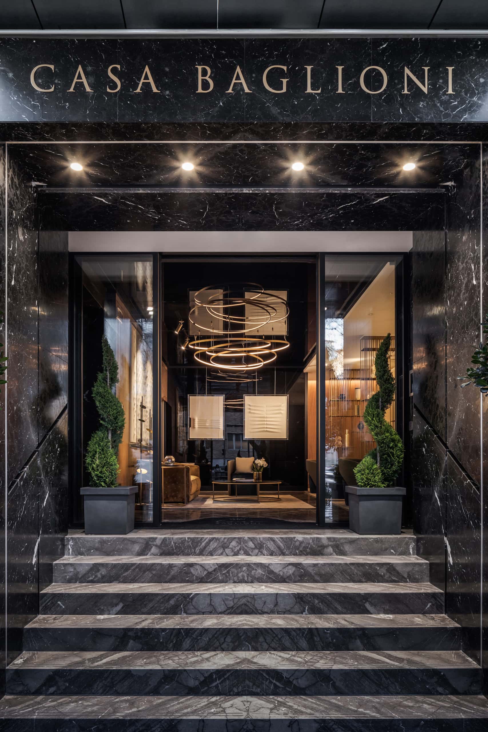 Eingang eines Luxushotels in Mailand