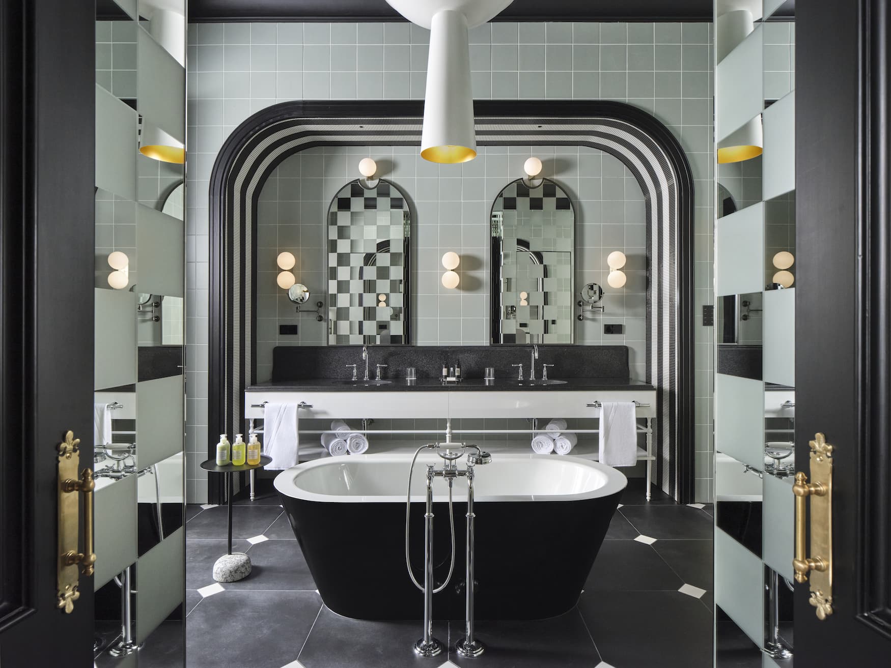 Badezimmer in einer Suite im W Budapest