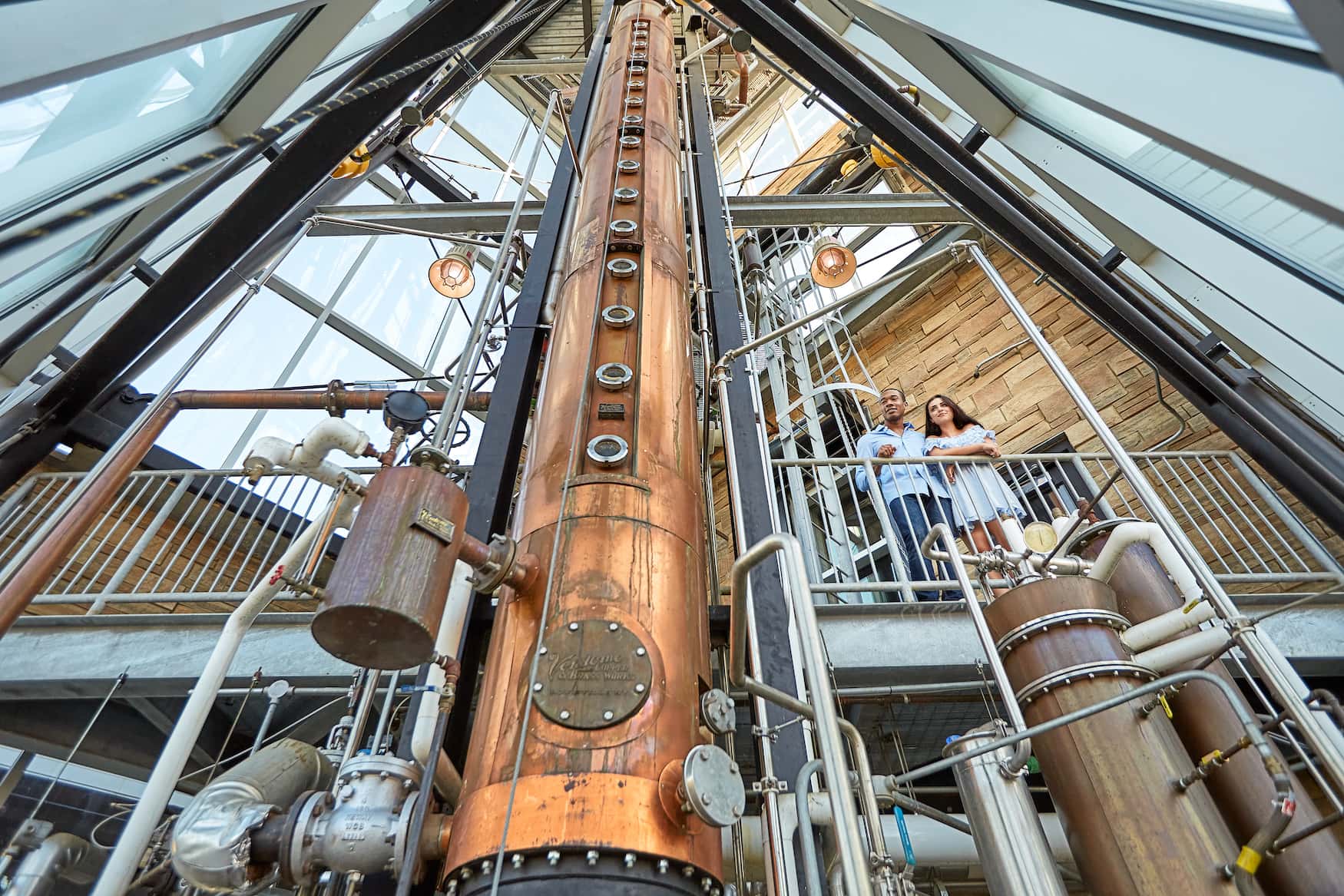 Besucher in der Castle & Key Distillery in Kentucky