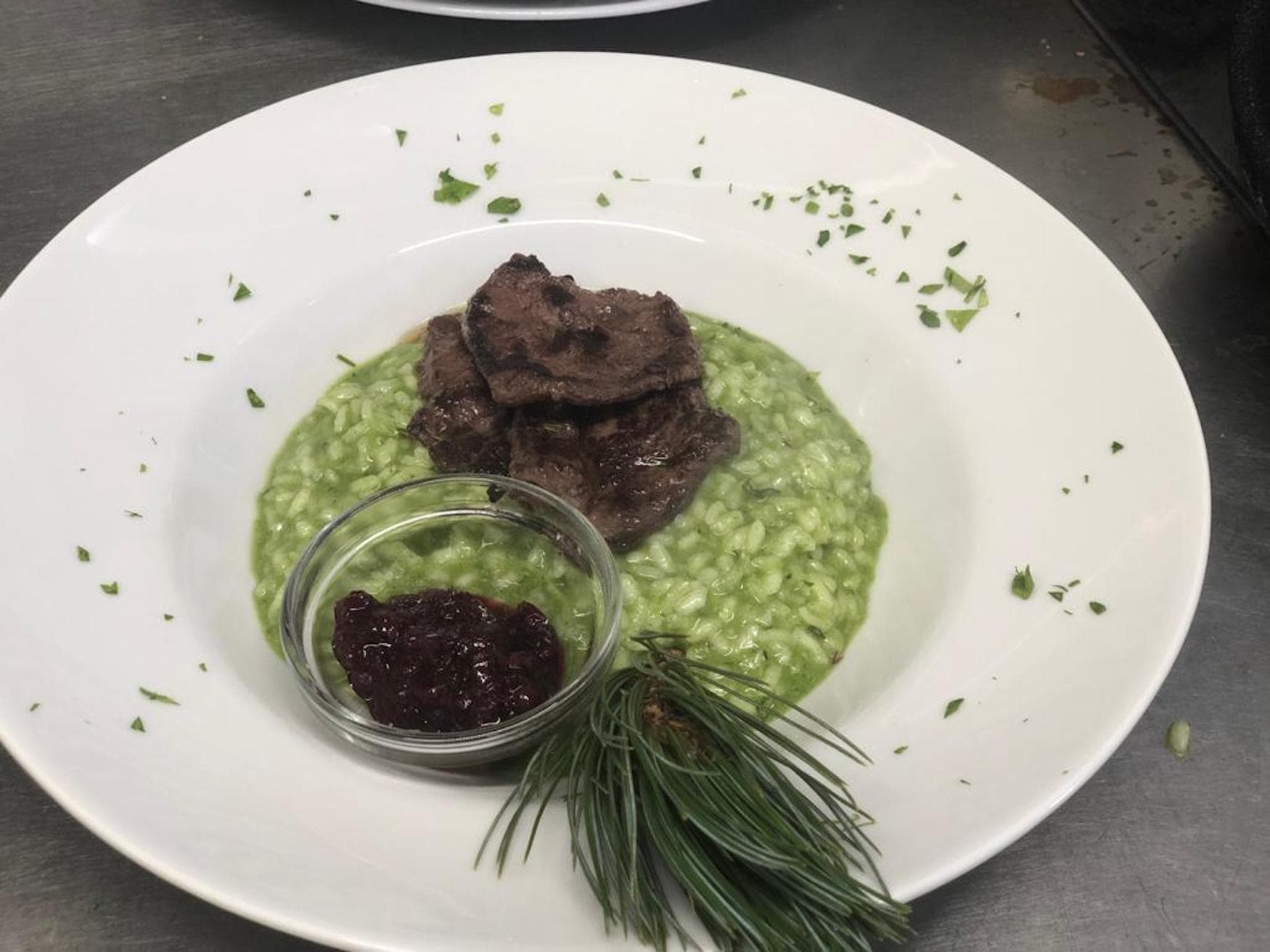 Essen in der Halshütte in den Bergen Südtirols