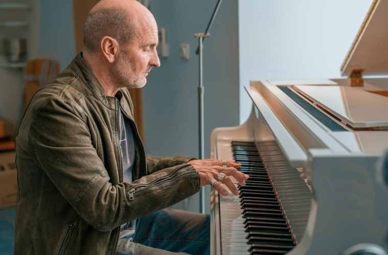 Lutz Gerlach an seinem Piano an dem er auch komponiert. Foto: TMV/Tiemann