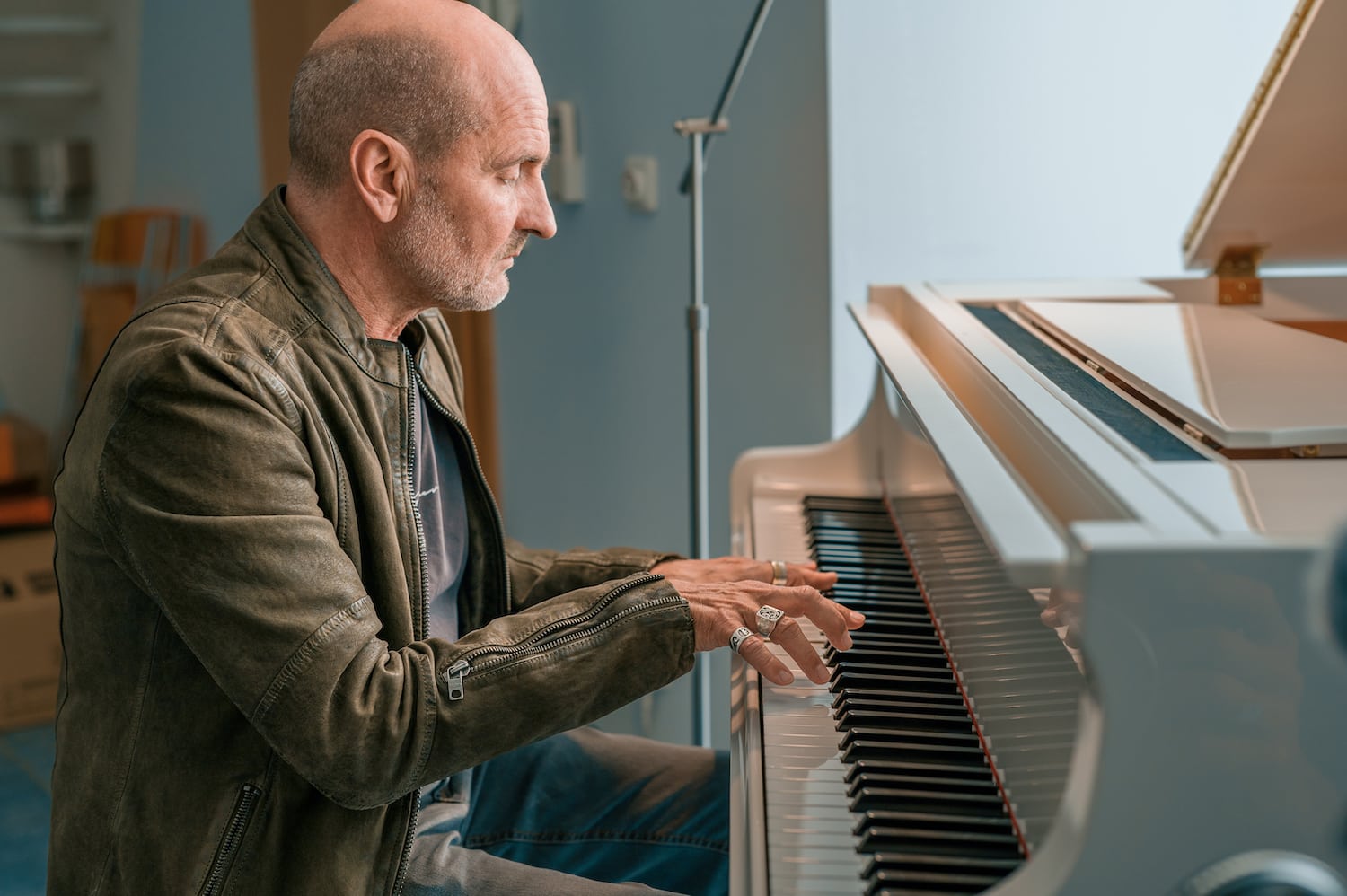 Lutz Gerlach an seinem Piano an dem er auch komponiert. Foto: TMV/Tiemann