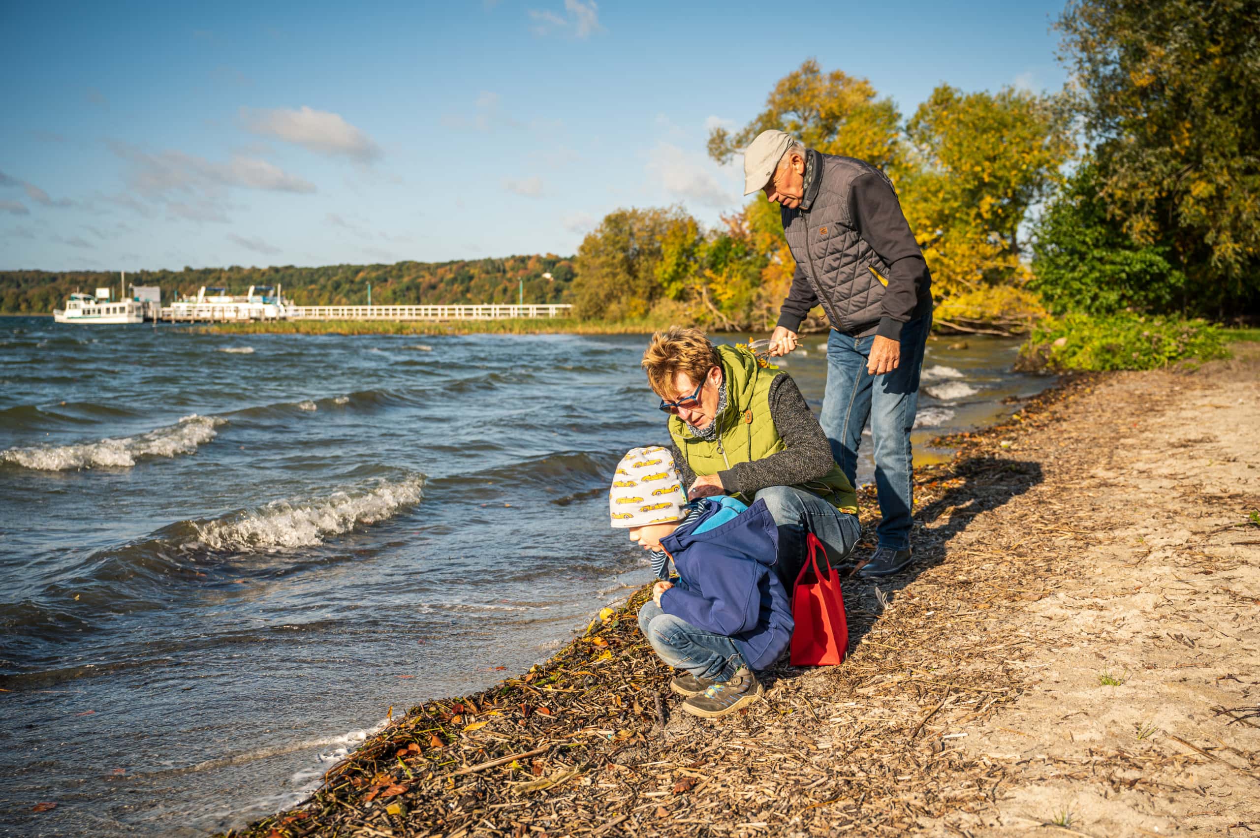 Oma und Opa sind mit dem kleinen Friederich am Tollensesee. Foto: TMV/Tiemann