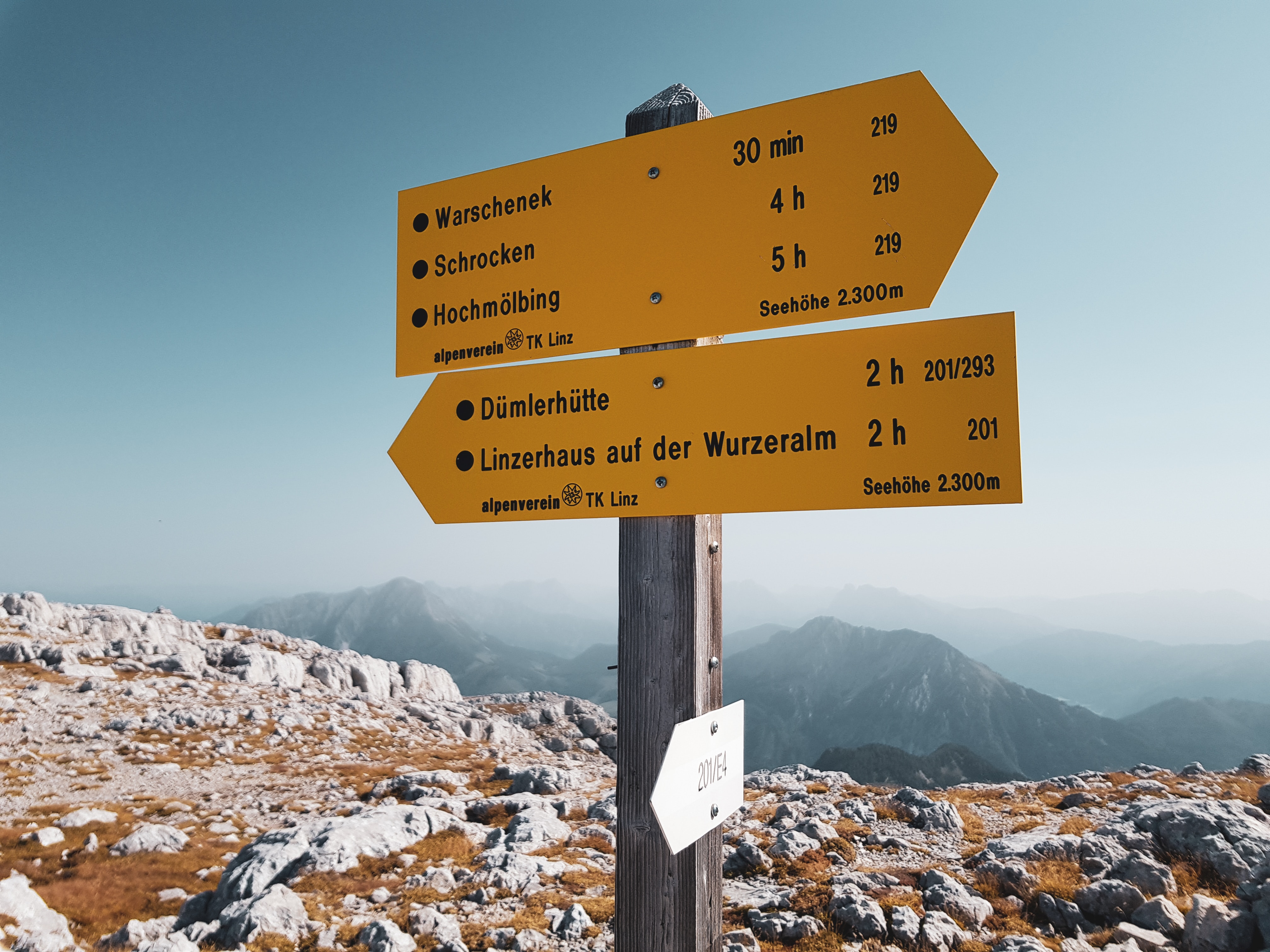 Schilder in den Alpen