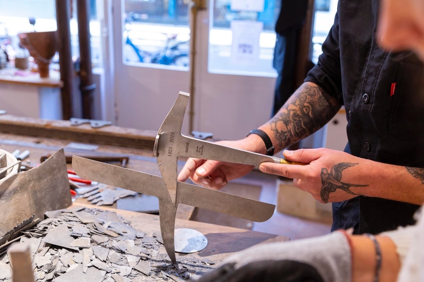 tätowierte Hand mit Hammer