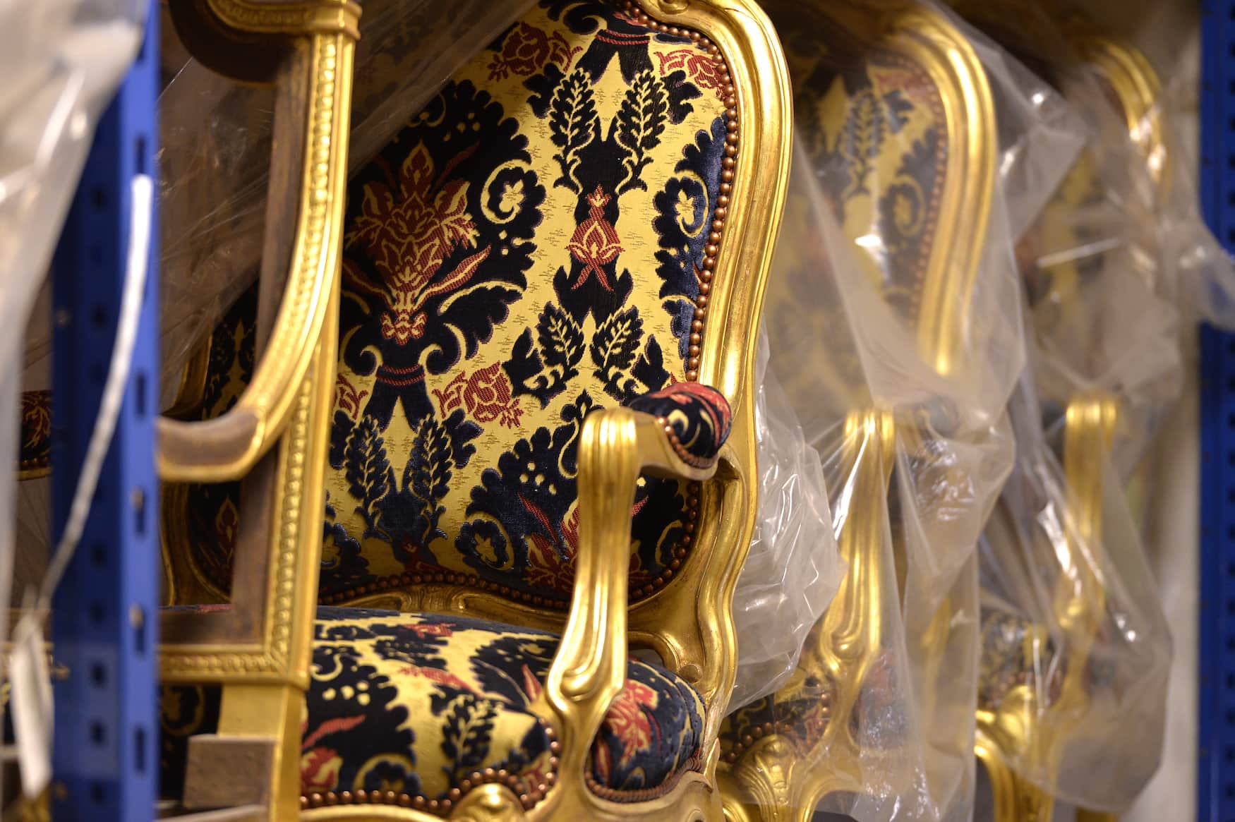 vergoldete Stühle in einem Atelier in Paris