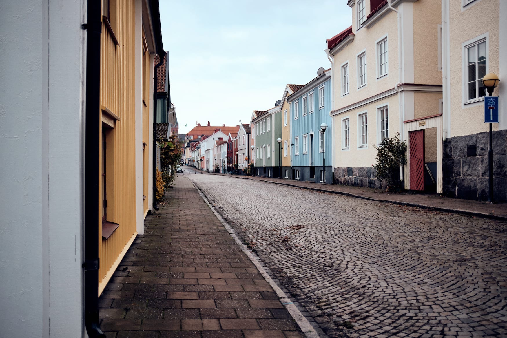 Straße mit bunten Häusern in Västervik in Schweden