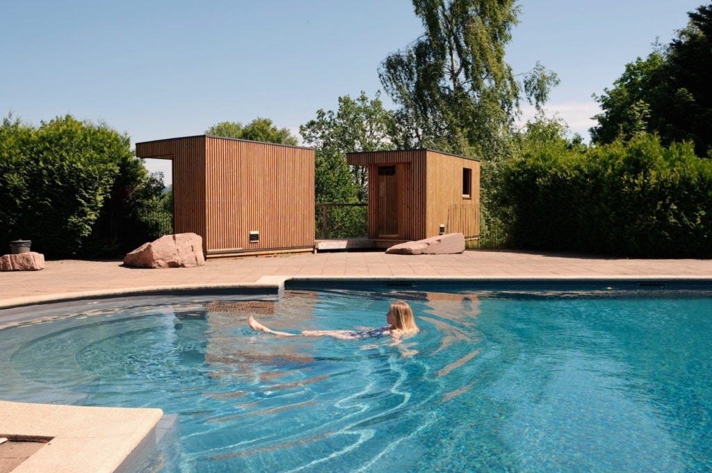 Schwimmen im Pool bei Nutchel