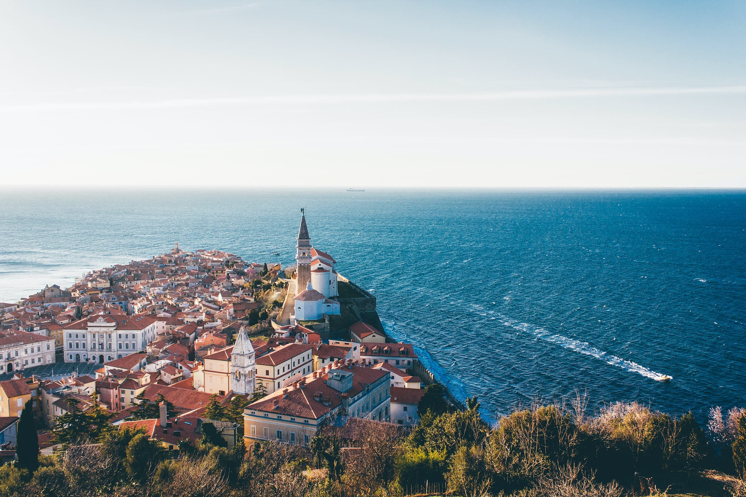 Altstadt von Piran mit Blick aufs Mittelmeer