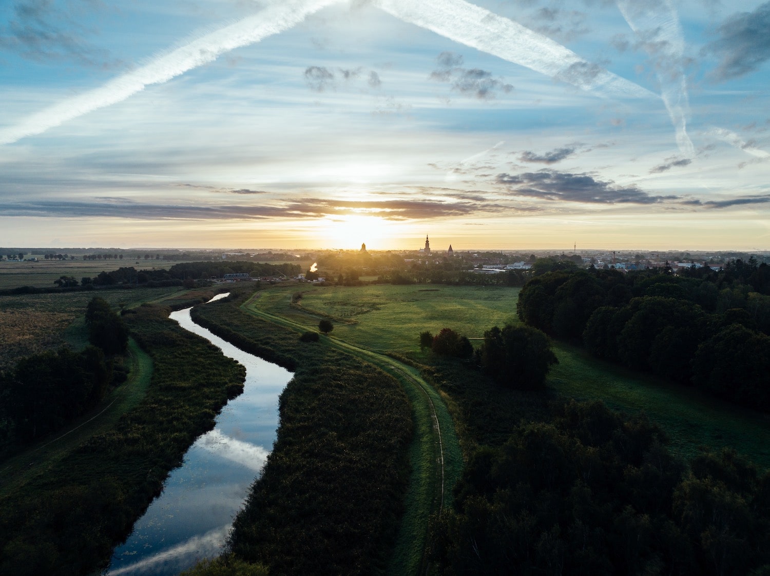 Stadtsilhouette von Greifswald mit Wiesen.