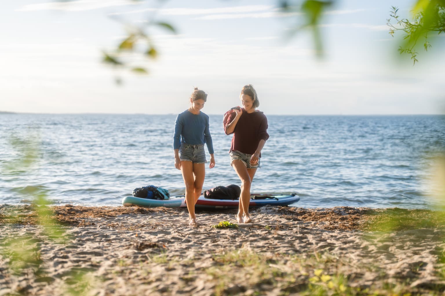 Mit dem SUP am Strand anlegen und übersetzen.