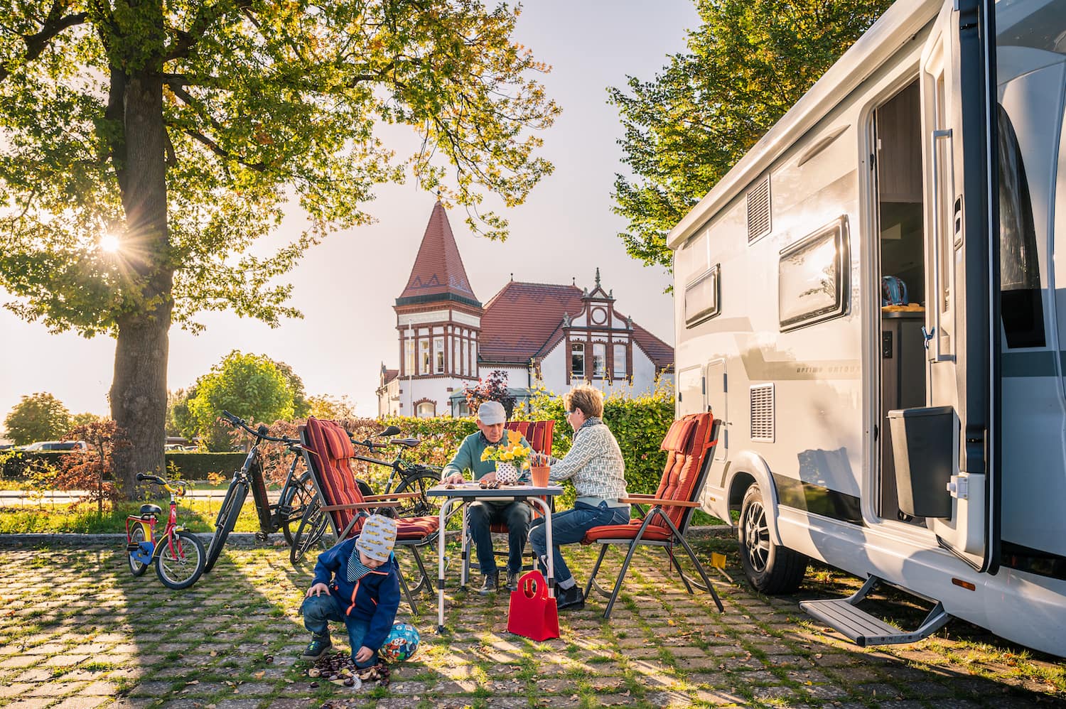 Isolde, Achim und ihr Enkel Friedrich mit den gesammelten Schätzen an ihrem Wohnmobil. Foto: TMV/Tiemann