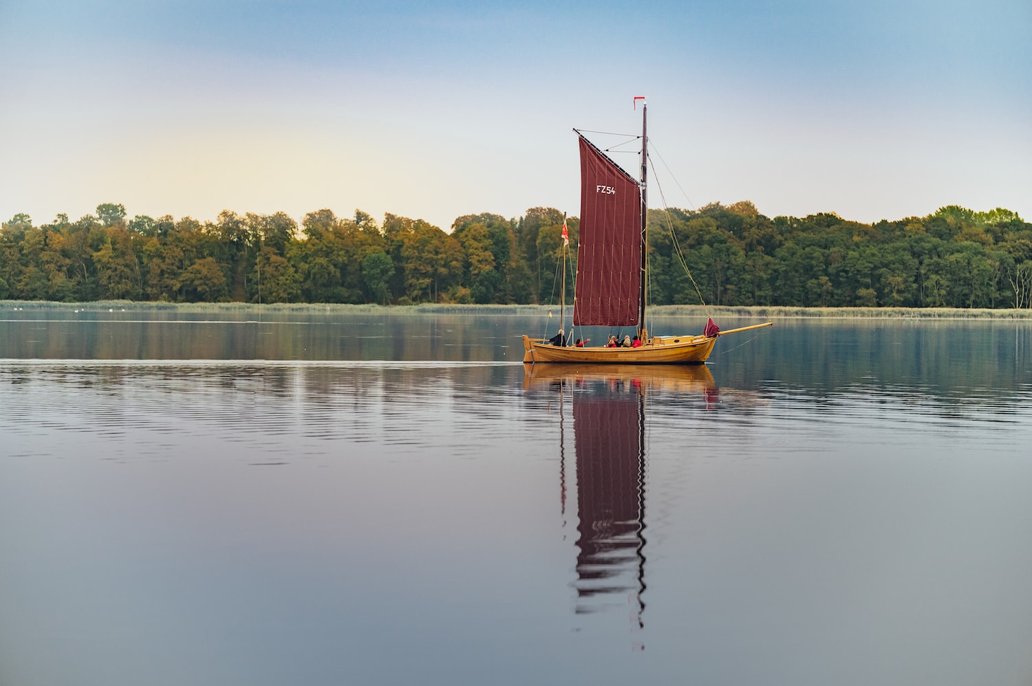 Im Naturhafen Krummin starten regelmäßig Törns mit dem Zeesenboot. Foto: TMV/Tiemann
