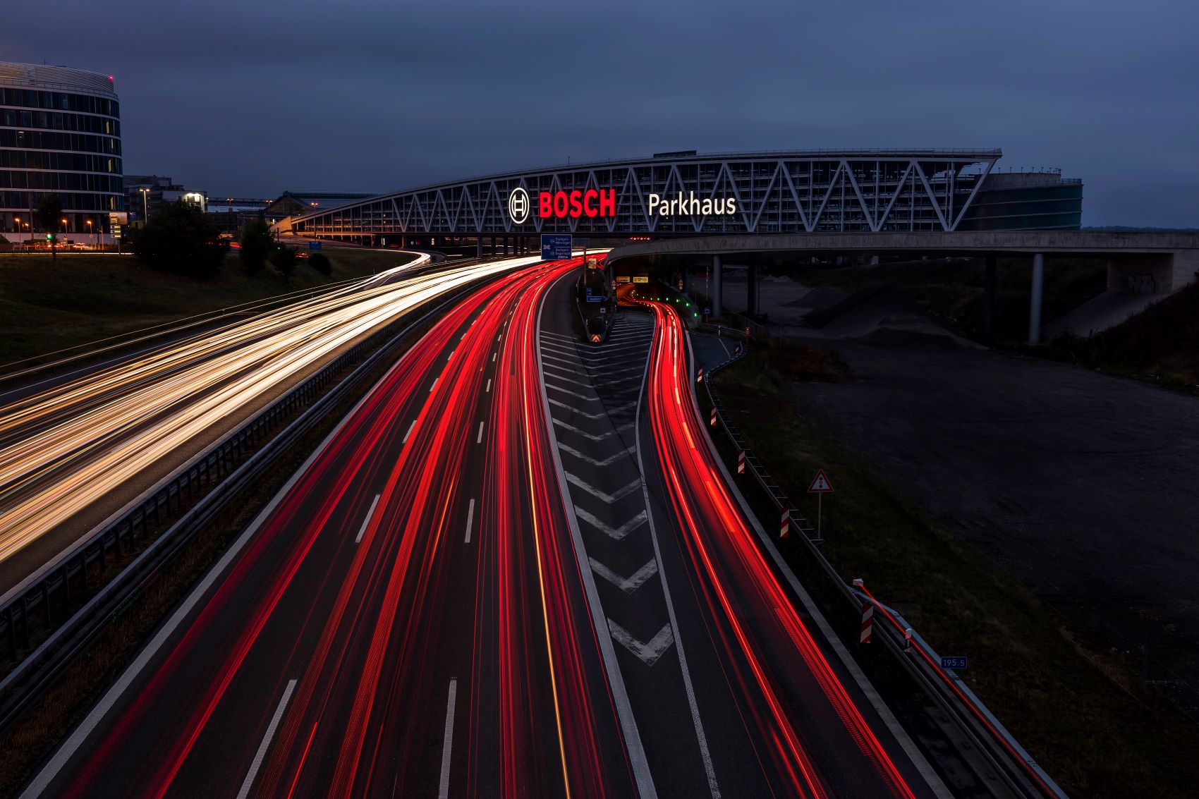 Parkhaus am Flughafen Stuttgart in der Nacht 