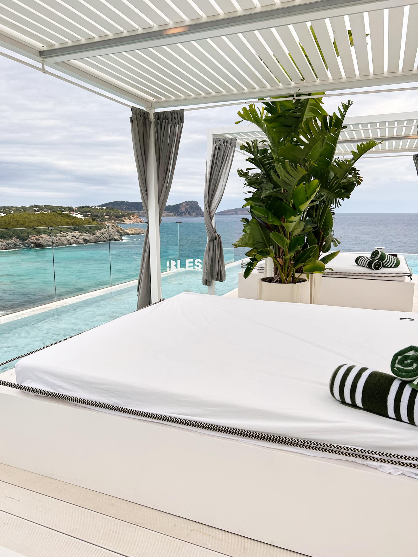 Hotelpool im Bless Hotel Ibiza