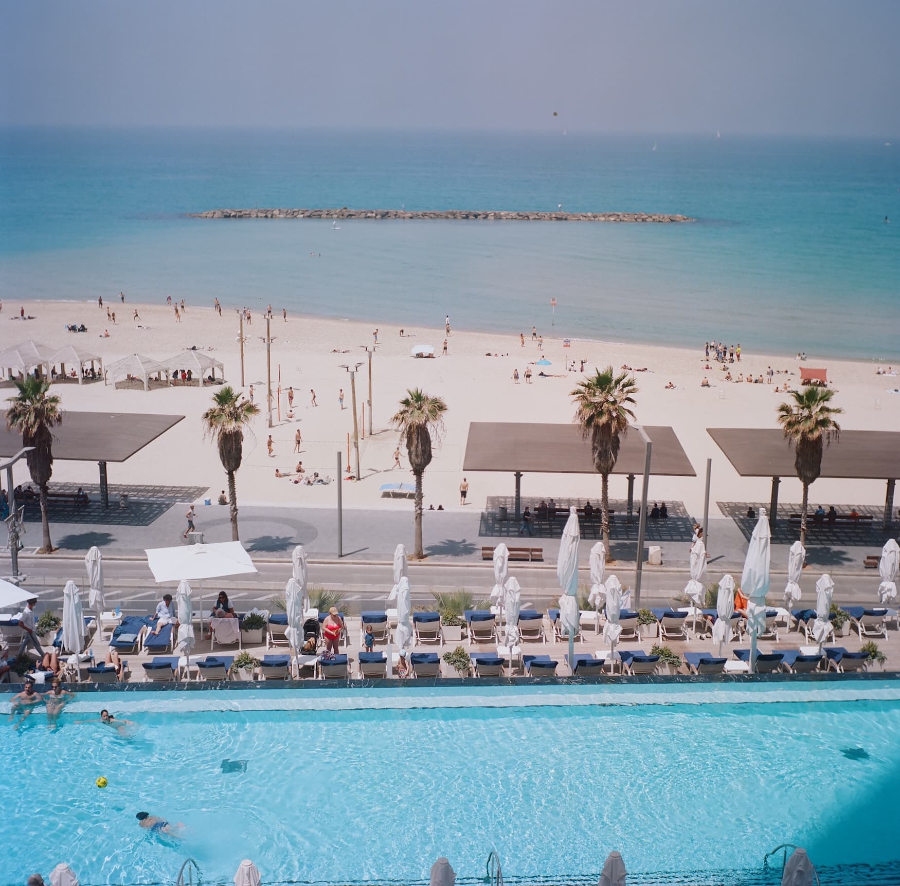 Pool an der Promenade in Israel