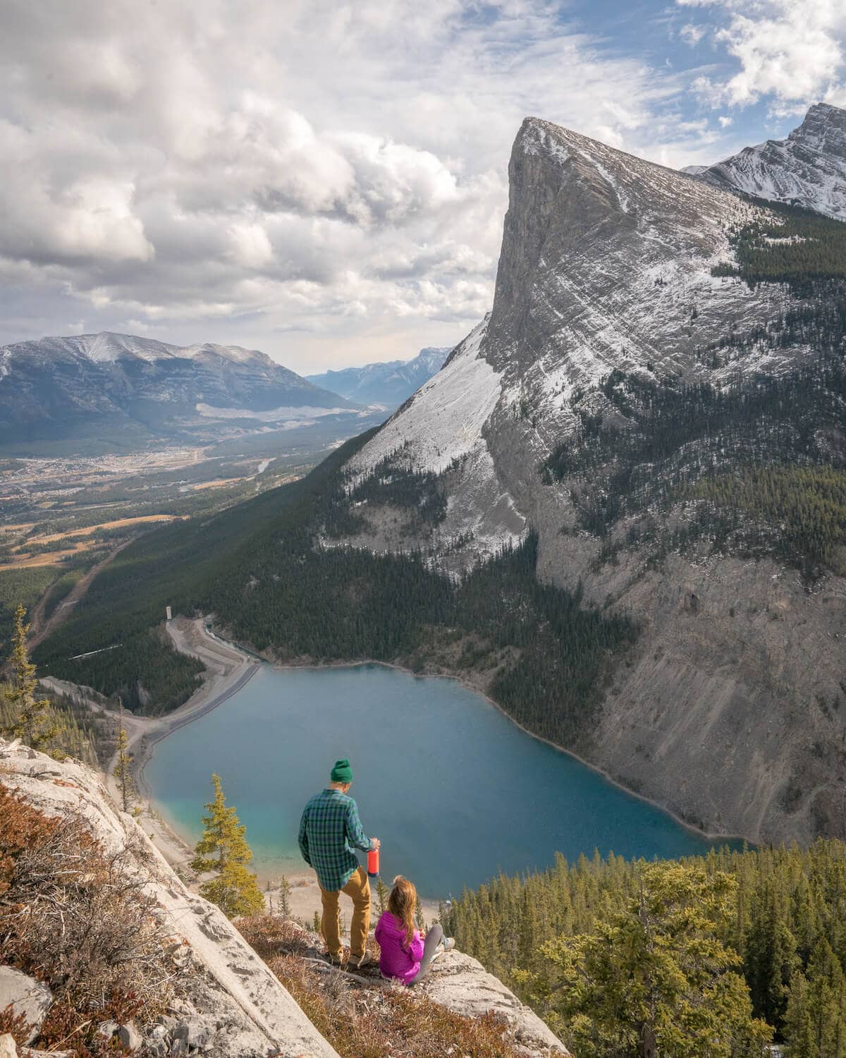 Picknick auf dem Mount Rundle in Alberta.
